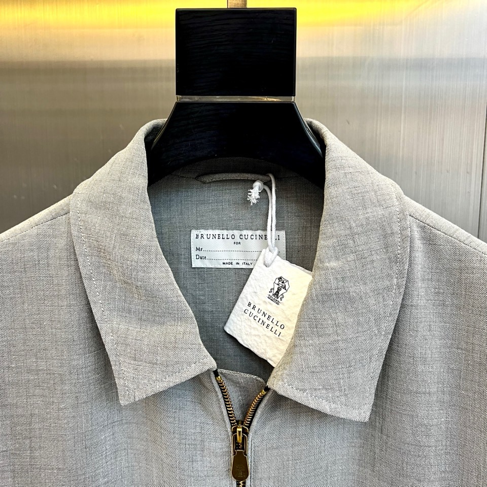 Brunello Cucinelli 2026春夏新品夹克，以简约翻领与利落剪裁勾勒都市廓形。金属拉链开