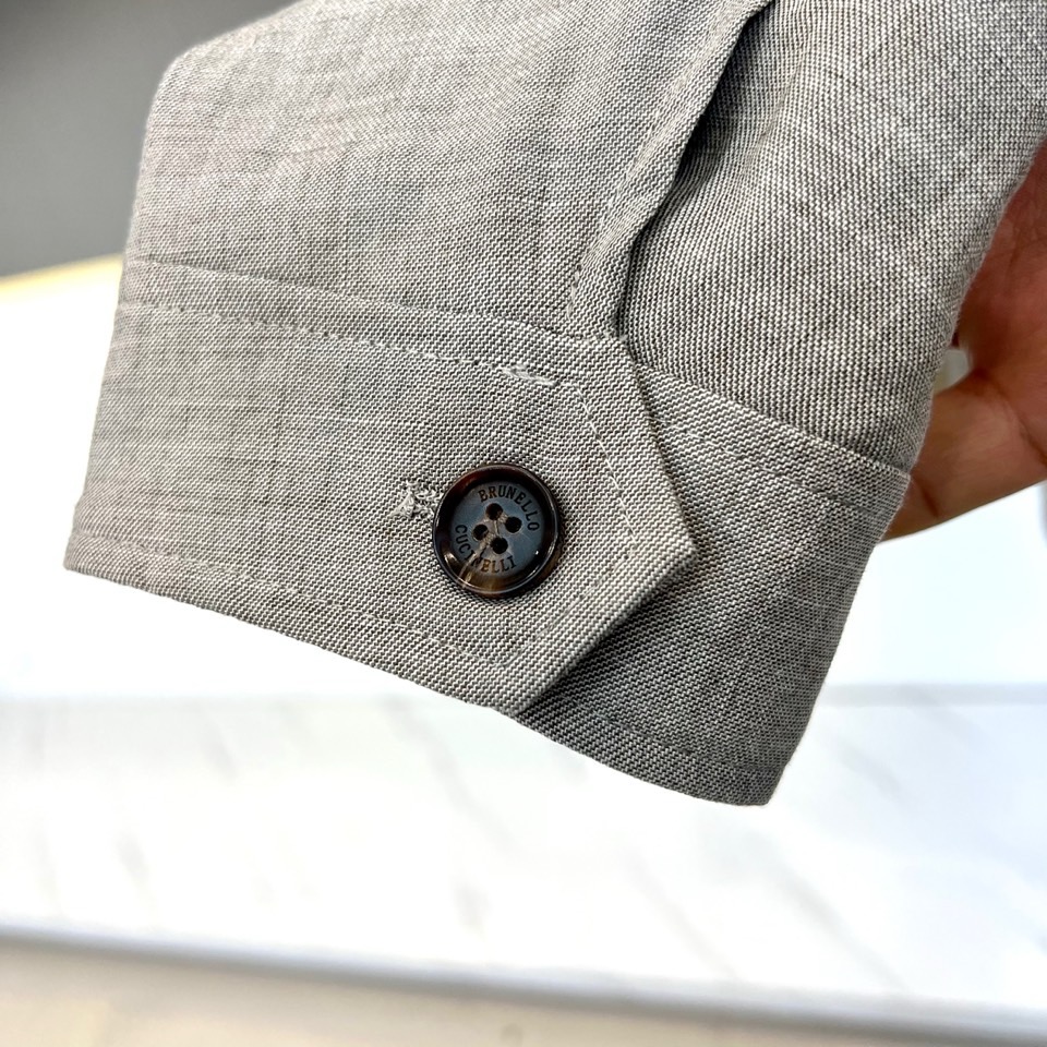 Brunello Cucinelli 2026春夏新品夹克，以简约翻领与利落剪裁勾勒都市廓形。金属拉链开