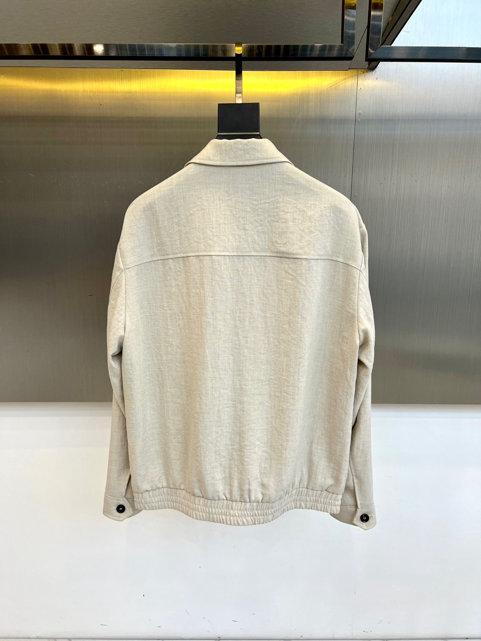 Brunello Cucinelli 2026春夏新品夹克，以简约翻领与利落剪裁勾勒都市廓形。金属拉链开