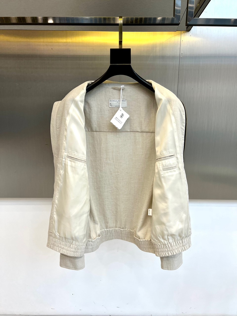Brunello Cucinelli 2026春夏新品夹克，以简约翻领与利落剪裁勾勒都市廓形。金属拉链开