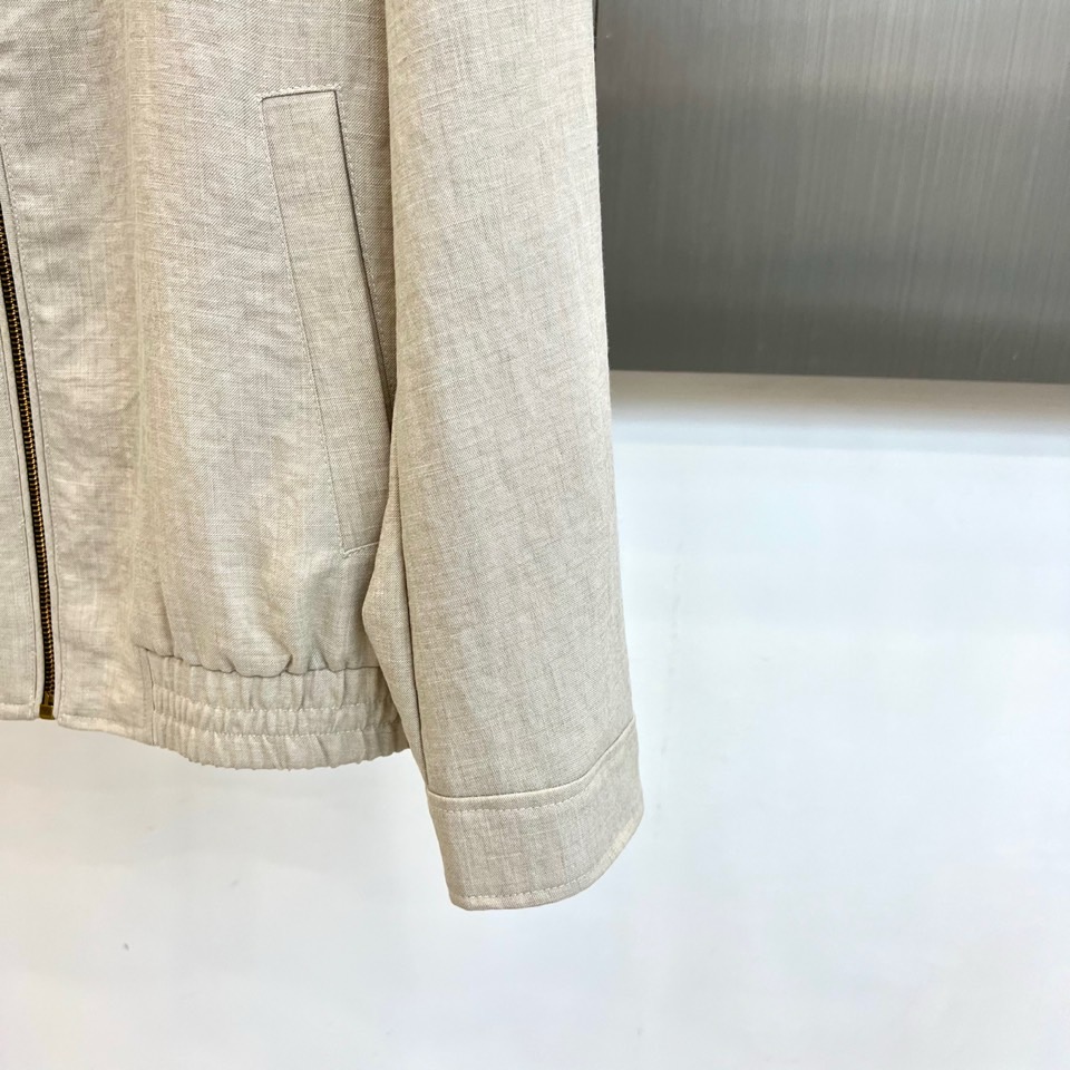 Brunello Cucinelli 2026春夏新品夹克，以简约翻领与利落剪裁勾勒都市廓形。金属拉链开