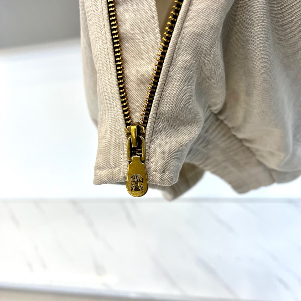 Brunello Cucinelli 2026春夏新品夹克，以简约翻领与利落剪裁勾勒都市廓形。金属拉链开