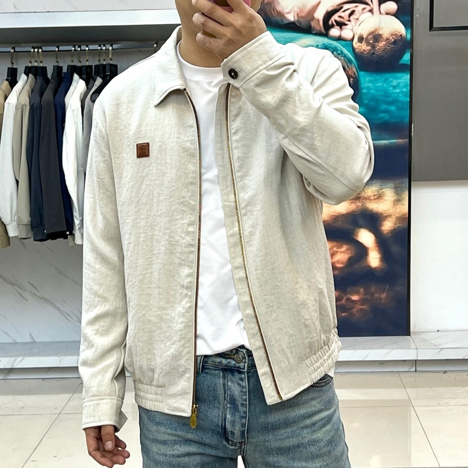 Brunello Cucinelli 2026春夏新品夹克，以简约翻领与利落剪裁勾勒都市廓形。金属拉链开