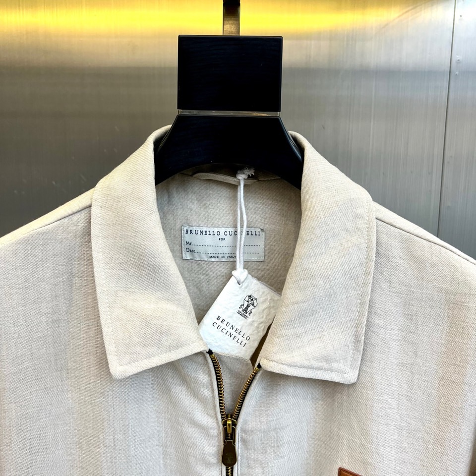 Brunello Cucinelli 2026春夏新品夹克，以简约翻领与利落剪裁勾勒都市廓形。金属拉链开
