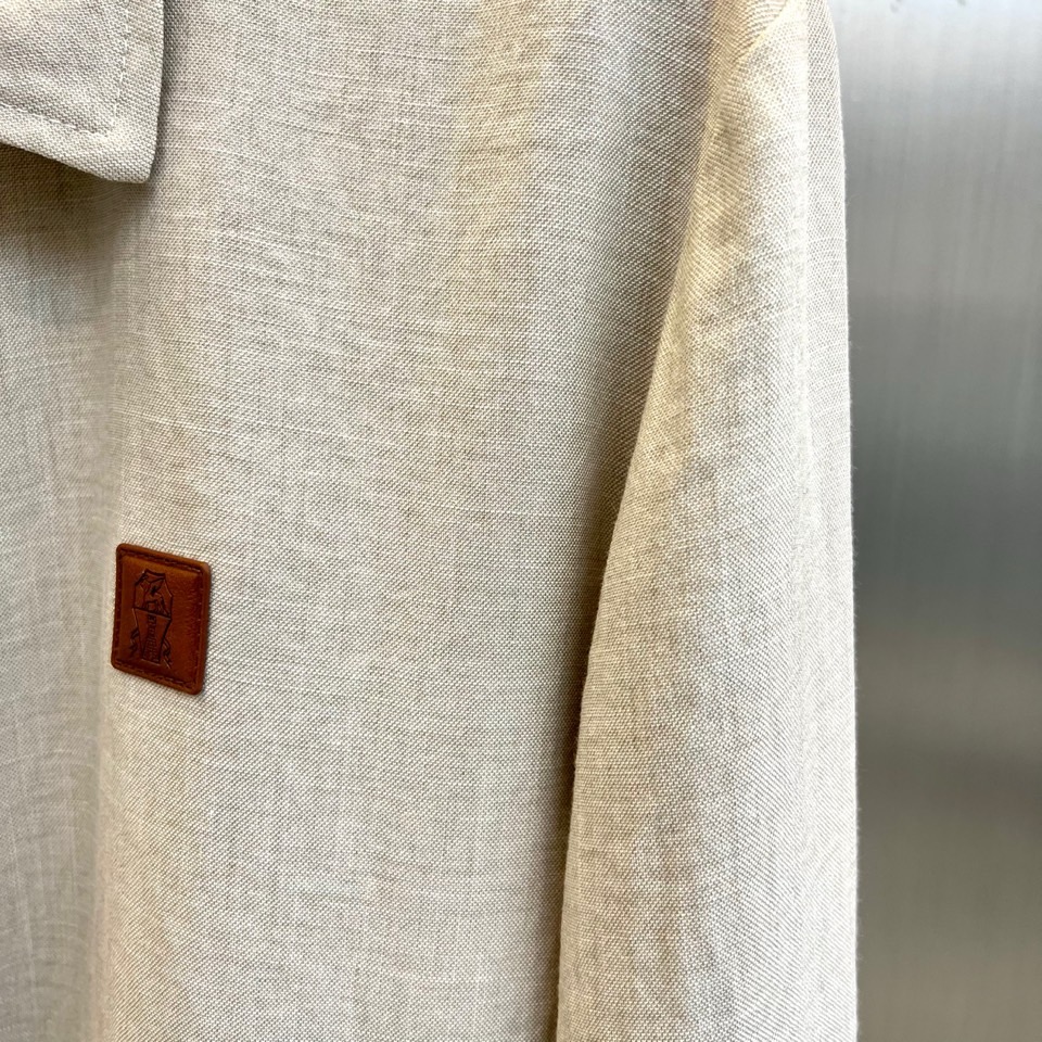 Brunello Cucinelli 2026春夏新品夹克，以简约翻领与利落剪裁勾勒都市廓形。金属拉链开