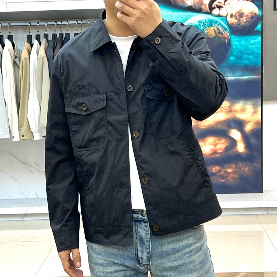Dio迪奥、2026春夏新品夹克，以经典翻领与利落剪裁重塑工装风格。胸前对称的口袋设计，搭配精致的按扣，