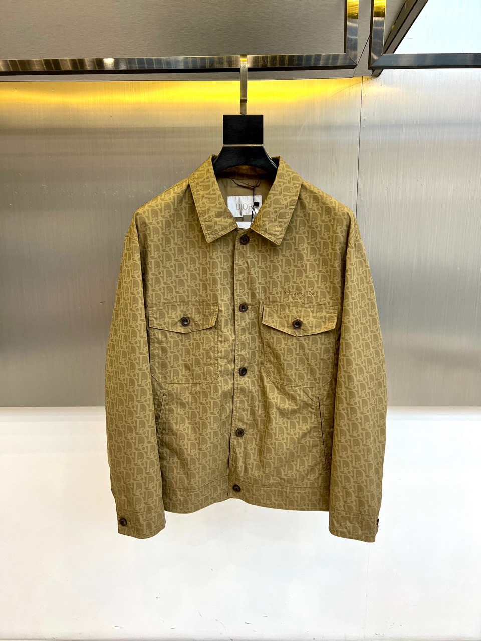 NO:732923,Dio, the new jacket for spring and summer 2026, reshapes the workwear style with classic lapels and neat tailoring. The symmetrical pocket design on the chest, with exquisite snap buttons, cleverly combines practical functions and retro aesthetics. The body is covered with the brand's iconic presbyopic pattern, showing deep heritage and luxurious style in the details. The exquisite 'Christian Dior' logo is embroidered on the left chest, becoming the focus of attention.  This product uses crisp and textured fabrics to ensure a stylish silhouette and comfortable wearing. The essence of its design is to perfectly combine the casualness of street workwear with the exquisite craftsmanship of high fashion to create a unique modern atmosphere.  The overall style is between casual and formal. It can be paired with denim items for daily fashion, or combined with simple trousers for semi-formal occasions. It is a key piece to interpret Dior's innovative spirit and classic heritage this season, injecting irreplaceable recognition and luxury attitude into fashion styles. 48-56 (model 173,143 pounds, upper body size 50),, dior, dior, jackets & coats,19860909Dio迪奥、2026春夏新品夹克,以经典翻领与利落剪裁重塑工装风格.胸前对称的口袋设计,搭配精致的按扣,巧妙融合实用功能与复古美学.衣身铺陈品牌标志性老花图案,于细节处彰显深厚底蕴与奢华格调.左胸位置绣有精致的“Christian Dior”标识,成为瞩目焦点. 本品选用挺括而富有质感的面料,确保轮廓有型且穿着舒适.其设计精髓在于将街头工装的随性不羁,与高级时装的精致工艺完美结合,营造出独特的摩登气息. 整体风格游刃于休闲与正式之间,既能搭配丹宁单品演绎日常时髦,亦可与简约裤装组合应对半正式场合.它是本季诠释迪奥创新精神与经典传承的关键之作,为时尚造型注入无可替代的辨识度与奢华态度.48-56（模特173,143斤上身50码）,,dior,dior,jackets & coats,,Men's clothing