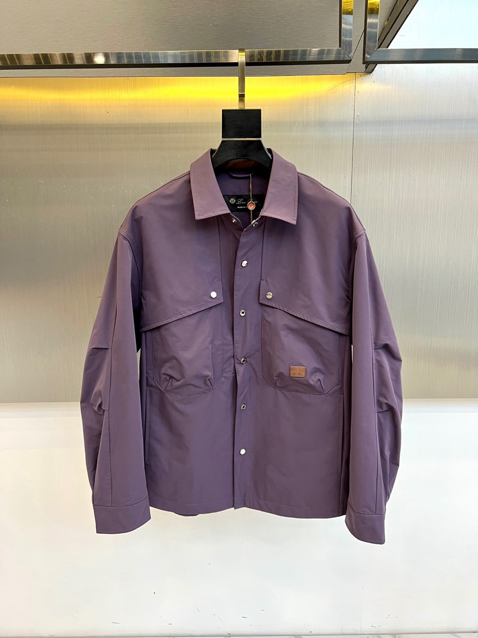 NO:732928,Loro Piana's 2026 spring and summer new shirt-style jacket is designed with classic lapels and button placket, interpreting Italian casual elegance. The two three-dimensional large pockets on the chest combine practical functions and structural aesthetics. The right pocket is decorated with a small decorative plate, showing exquisite craftsmanship in the details. The overall design is loose and the lines are smooth, creating a free and relaxed silhouette.  This product selects the brand's signature high-performance natural blended fabrics, which are light in texture, delicate and smooth to the touch, have excellent breathability and drape, and perfectly suit the needs of spring and summer climate. Its design cleverly combines the pragmatism of workwear with the simple silhouette of high fashion.  The style perfectly balances laziness and sophistication. It can be worn with a T-shirt and jeans for a casual everyday, or paired with sports-style bottoms to create a fashionable urban casual feel. It is a versatile and key item that can easily improve the overall look and comfort. 48-56 (model weighs 173,143 pounds, upper body size 50), loro piana, jeans, jackets & coats, shirts, tees, t-shirt,19860909Loro Piana 2026春夏新品衬衫式外套,以经典翻领与纽扣开襟设计,诠释意式休闲优雅.胸前两枚立体大口袋兼具实用功能与结构美学,右侧口袋缀以小巧装饰牌,于细节处彰显精湛工艺.整体采用宽松剪裁,线条流畅,营造自在松弛的廓形. 本品精选品牌标志性的高性能天然混纺面料,质感轻盈,触感细腻柔滑,具备出色的透气性与垂坠感,完美适配春夏气候需求.其设计巧妙融合了工装的实用主义与高级时装的简约轮廓. 风格上完美平衡了慵懒与精致,既可内搭T恤与牛仔裤演绎随性日常,亦可搭配运动风格下装营造时髦的都市休闲感.是一款百搭多变、能轻松提升整体造型质感与舒适度的关键单品.48-56（模特173,143斤上身50码）,,loro piana,jeans,jackets & coats,shirts,tees，t-shirt,,Men's clothing