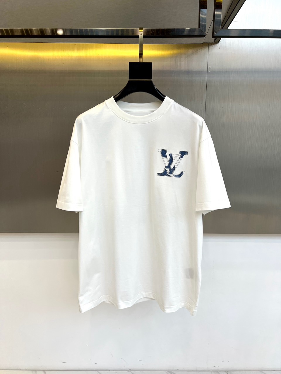 NO:732943,1v Vuitton, 2026 spring and summer series men's T-shirts define modern casual style with classic round neck and loose tailoring. The iconic monogram pattern is decorated on the left chest, and the unique old-fashioned process injects retro texture and age charm into the item, low-key highlighting the brand's profound heritage. The version design takes into account the freedom of body movement and relaxed contours, perfectly adapting to diverse body shapes.  The single product is made of 81.5% cotton and 18.5% polyester fiber blended fabric, which ensures skin-friendly softness, breathability and durability, and meets the safety standards for direct contact with skin. Its style presents the brand’s classic logo in an artistic way, and contains exquisite details in the simple design. Whether it is worn with jeans  Everyday street style, or layered with a casual jacket for a casual style, it can easily become an indispensable and versatile item in the spring and summer wardrobe, interpreting Louis Vuitton's unique aesthetics that combines heritage and contemporary spirit. 48-56 (Model is 173,143 pounds, upper body size 50),,louis  vuitton,jeans,jackets & coats,tees,t-shirt,198609091v威登、2026春夏系列男士T恤,以经典圆领与宽松剪裁,定义现代休闲风尚.左胸前饰有标志性字母组合图案,独特的做旧工艺处理,为单品注入复古质感与岁月韵味,低调彰显品牌深厚底蕴.版型设计兼顾身体活动自由度与松弛轮廓,完美适配多元身形. 单品精选81.5棉与18.5聚酯纤维混纺面料,确保亲肤柔软、透气耐穿,并符合直接接触皮肤的安全标准.其风格将品牌经典标识以艺术化方式呈现,在简约设计中蕴含精致细节.无论是搭配牛仔裤打造日常街头造型,或与休闲外套层叠演绎随性型格,都能轻松成为春夏衣橱中不可或缺的百搭单品,诠释路易威登融合传承与当代精神的独特美学.48-56（模特173,143斤上身50码）,,louis vuitton,jeans,jackets & coats,tees，t-shirt,,Men's clothing