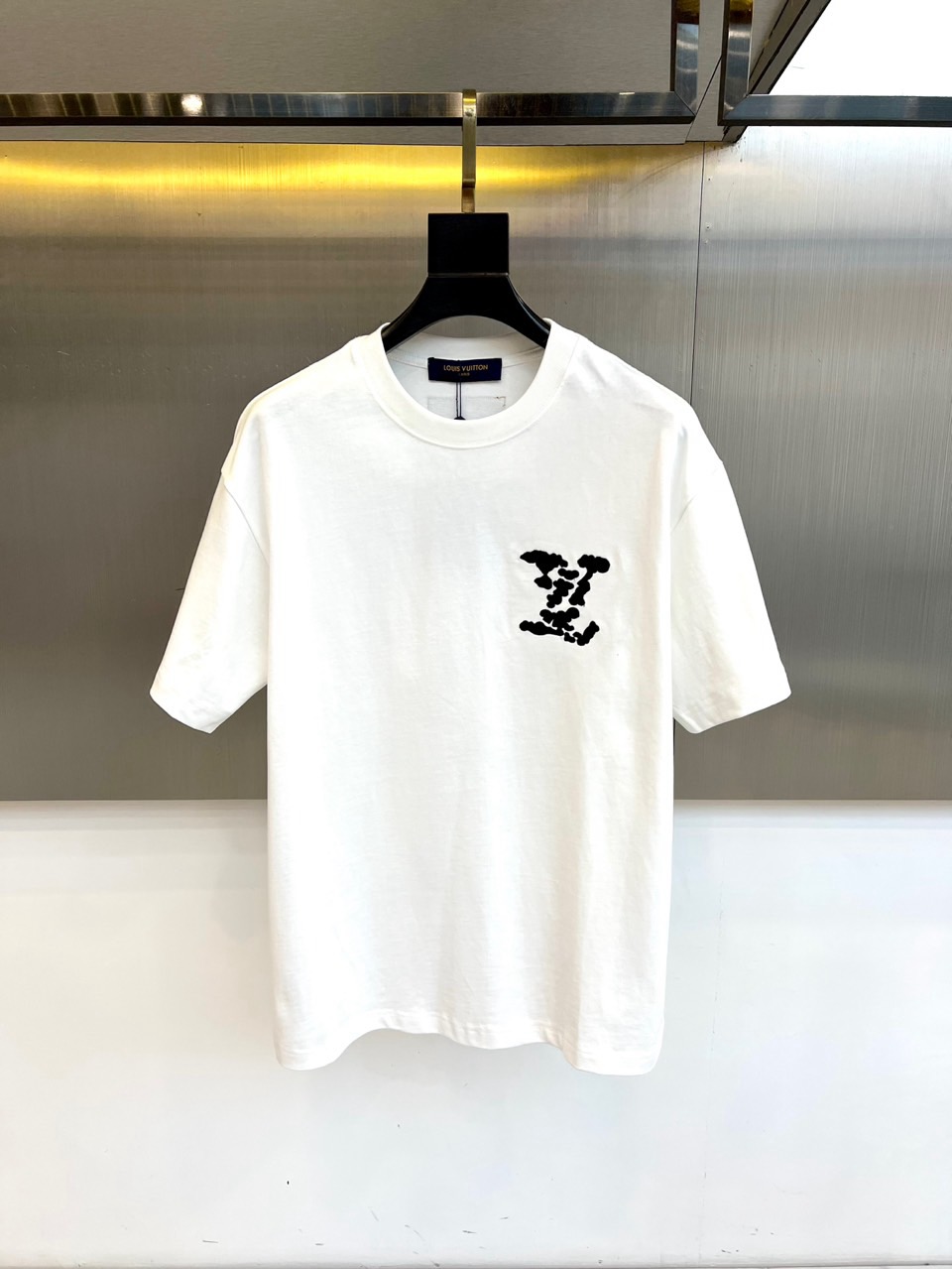 NO:732953,1v Vuitton, 2026 spring and summer new short-sleeved T-shirt, adopts a simple round neck and loose fit, creating a casual and casual silhouette. The left chest is decorated with a unique printed pattern, artistically presenting the brand logo elements, adding visual interest and fashion. The fabric is made of high-quality materials, soft to the touch, breathable and comfortable, improving daily wear  Wearing experience. The design cleverly combines classic LV aesthetics and modern street style, highlighting low-key luxury charm. Whether paired with jeans or shorts, it can easily create a trendy look and become a versatile must-have item in the spring and summer wardrobe. S-XXL (model 173, 143 pounds, upper body size M),, louis  vuitton,shorts,jeans,T-shirt,tees,t-shirt,198609091v威登、2026春夏新品短袖T恤,采用简约圆领与宽松版型,打造休闲随性廓形.左胸饰以独特印花图案,艺术化呈现品牌标识元素,增添视觉趣味与时尚度.面料选用高品质材质,触感柔软且透气舒适,提升日常穿着体验.设计巧妙融合经典LV美学与现代街头风格,彰显低调奢华魅力.无论是搭配牛仔裤或短裤,都能轻松塑造潮流造型,成为春夏衣橱中的百搭必备单品.S-XXL（模特173,143斤上身M码）,,louis vuitton,shorts,jeans,T-shirt,tees，t-shirt,,Men's clothing