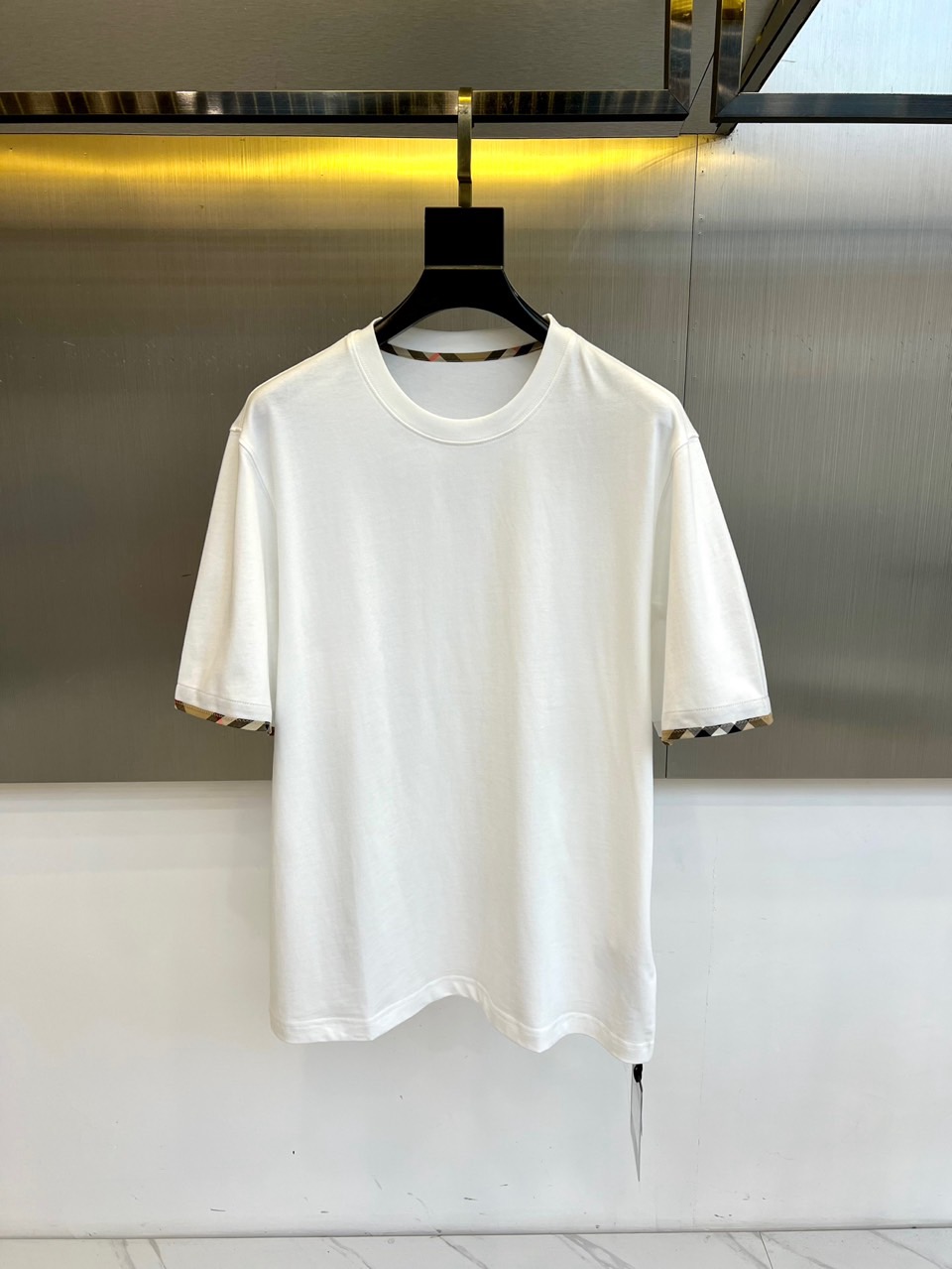 NO:732968,Burberry, the new men's short-sleeved T-shirt for spring and summer 2026, interprets minimalist casual style with a classic round neck and loose silhouette. A small three-dimensional brand logo is embellished on the chest, quietly showing exquisite style in simplicity. The essence of high-end customized fabrics lies in the excellent fabric and technology selection of 90.5 high-quality pima cotton and 9.5 spandex blends. After being treated with liquid ammonia and long yarn technology, it gives the fabric a soft luster, luxurious feel and clean appearance, with an extraordinary delicate touch.  This product is also equipped with innovative 'ultimate cooling' technology to achieve instant cooling and long-lasting cooling stability. Combined with the fabric's inherent good breathability and sweat-conducting functions, it is designed to create a comfortable and cool wearing experience for spring and summer. At the same time, the fabric is stable and non-deformable, has excellent washability and color fastness, ensuring long-lasting quality.  The overall tailoring is smooth, taking into account the sense of space and freedom of movement. It perfectly combines the comfort of top-quality cotton with functional black technology, and the style is simple and versatile. Whether it is daily commuting, urban leisure or outdoor activities, it can provide excellent comfort and low-key fashion attitude. 48-56 (model 173,143 pounds, upper body size 50),, burberry, burberry, T-shirt, tees, t-shirt,19860909Bur巴宝莉、 2026春夏新品男士短袖T恤,以经典圆领与宽松廓形诠释极简休闲风尚.胸前点缀小巧的立体品牌标识,于简约中悄然彰显精致格调.高端定制面料其精髓在于卓越的面料与科技甄选90.5优质匹马棉与9.5氨纶混纺,经由液氨与长纱工艺处理,赋予面料柔和光泽、奢华手感与洁净外观,触感细腻非凡. 本品更搭载创新“极致冰凉”科技,实现瞬间接触凉感与持久的凉感稳定性,结合面料固有的良好透气性与导汗功能,专为春夏打造舒爽酷逸的穿着体验.同时,面料具备稳定不变形、优越耐洗性与色牢度,确保品质历久弥新. 整体剪裁流畅,兼顾空间感与活动自由度.它将顶级棉料的舒适与功能性黑科技完美融合,风格简约百搭,无论是日常通勤、都市休闲还是户外活动,皆能提供卓越的舒适体感与低调有型的时尚态度.48-56（模特173,143斤上身50码）,,burberry,burberry,T-shirt,tees，t-shirt,,Men's clothing