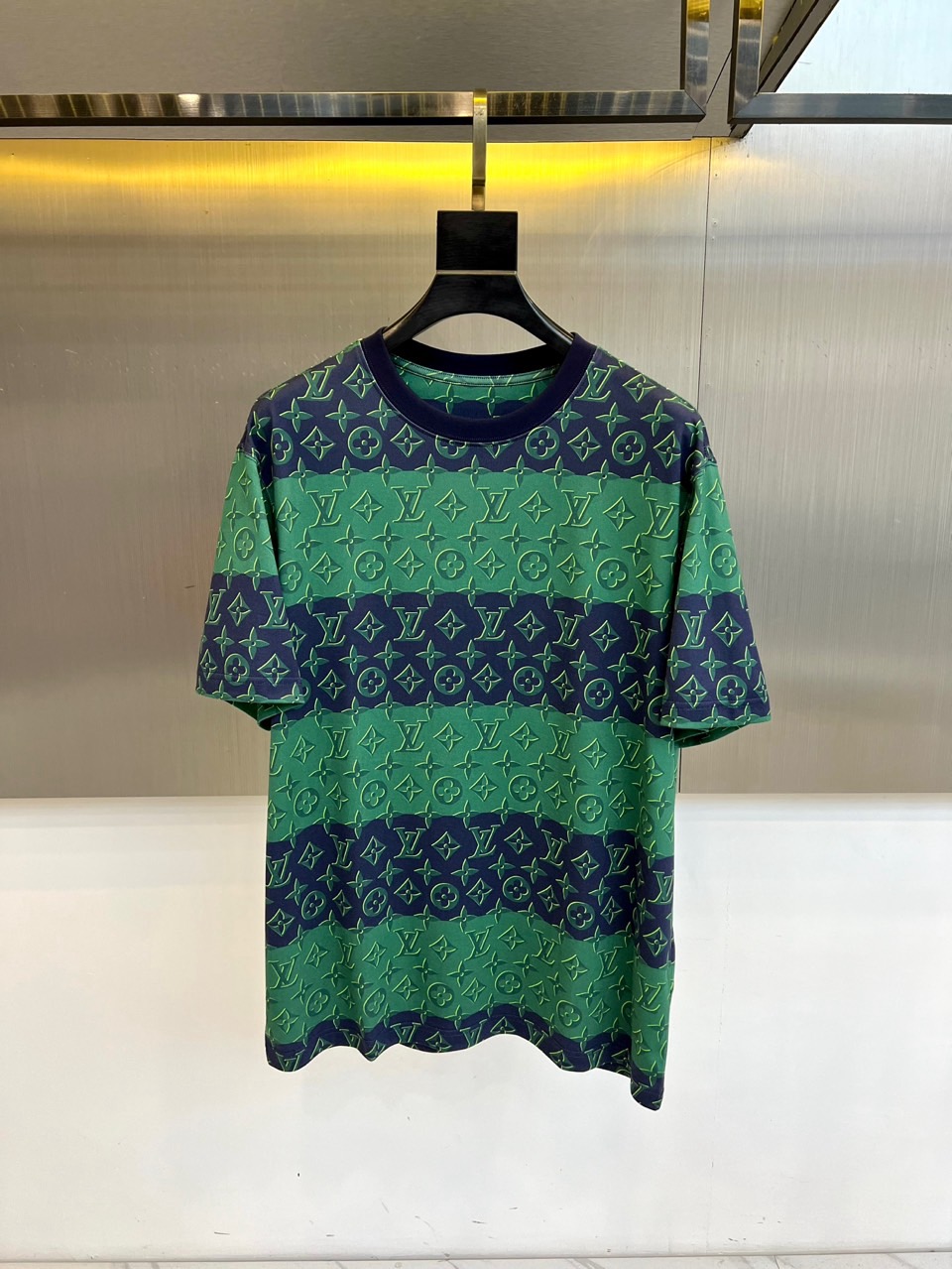 NO:732978,1v Vuitton, the new 2026 spring and summer round-neck short-sleeved T-shirt, interprets modern casual aesthetics with a classic silhouette. The body of the shirt is decorated with the brand's iconic presbyopia pattern. Through the orderly arrangement and horizontal stripe design of different shades, a three-dimensional and rhythmic visual hierarchy is constructed, highlighting the exquisite craftsmanship and the brand's unique genes. The loose tailoring ensures a comfortable and comfortable wearing experience. This season's items are specially integrated with herbal antibacterial resistance.  The disease finishing technology adds thoughtful protection to daily wear. Its style can easily adapt to various scenes. Whether it is paired with jeans for a casual street style or combined with sweatpants for a dynamic look, it can become an indispensable fashion item in the spring and summer wardrobe, perfectly integrating Louis Vuitton's classic heritage and contemporary trend attitude. 48-56 (model is 173, 143 pounds, upper body size 50), Louis Vuitton  vuitton,jeans,T-shirt,tees,t-shirt,198609091v威登、2026春夏新品圆领短袖T恤,以经典廓形诠释现代休闲美学.衣身铺陈品牌标志性老花图案,通过不同深浅色调的有序排列与横条纹设计,构建出立体而富有节奏感的视觉层次,彰显精湛工艺与品牌独特基因.宽松剪裁确保舒适自在的穿着体验.本季单品更特别融入本草抗菌抗病整理技术,为日常穿搭增添贴心防护.其风格轻松适配多元场景,无论是搭配牛仔裤演绎随性街头风,还是与运动裤组合展现活力造型,都能成为春夏衣橱中不可或缺的时尚单品,完美融合路易威登的经典传承与当代潮流态度.48-56（模特173,143斤上身50码）,,louis vuitton,jeans,T-shirt,tees，t-shirt,,Men's clothing