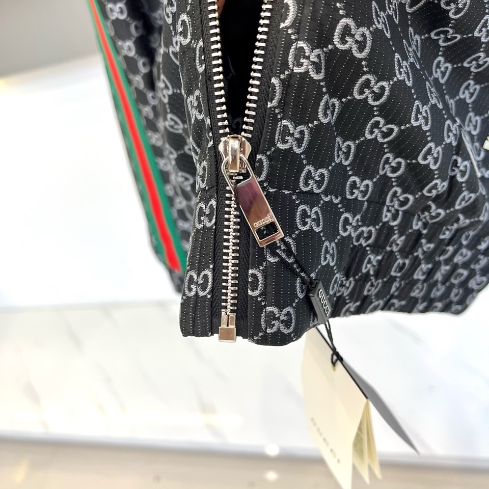 Gucc古驰、2026春夏新品夹克，以标志性的满幅印花图案诠释品牌深邃的美学密码。立领设计搭配顺滑拉链，