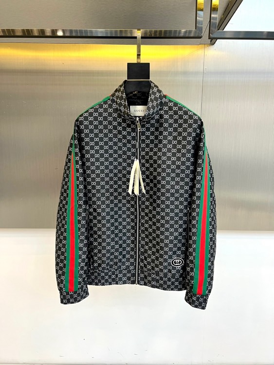 Gucc古驰、2026春夏新品夹克，以标志性的满幅印花图案诠释品牌深邃的美学密码。立领设计搭配顺滑拉链，