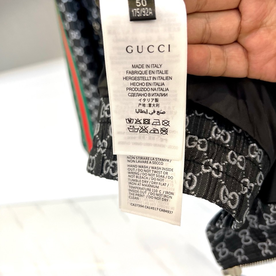 Gucc古驰、2026春夏新品夹克，以标志性的满幅印花图案诠释品牌深邃的美学密码。立领设计搭配顺滑拉链，