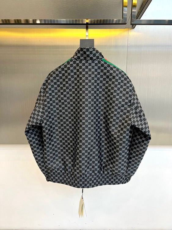 Gucc古驰、2026春夏新品夹克，以标志性的满幅印花图案诠释品牌深邃的美学密码。立领设计搭配顺滑拉链，