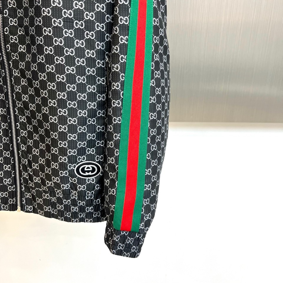 Gucc古驰、2026春夏新品夹克，以标志性的满幅印花图案诠释品牌深邃的美学密码。立领设计搭配顺滑拉链，