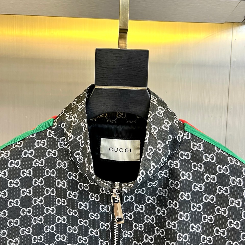 Gucc古驰、2026春夏新品夹克，以标志性的满幅印花图案诠释品牌深邃的美学密码。立领设计搭配顺滑拉链，