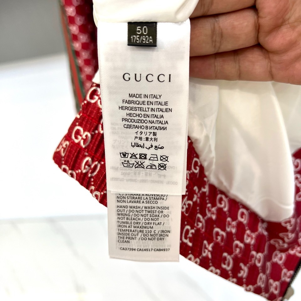 Gucc古驰、2026春夏新品夹克，以标志性的满幅印花图案诠释品牌深邃的美学密码。立领设计搭配顺滑拉链，