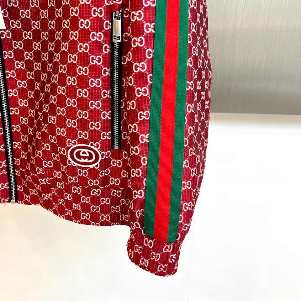 Gucc古驰、2026春夏新品夹克，以标志性的满幅印花图案诠释品牌深邃的美学密码。立领设计搭配顺滑拉链，