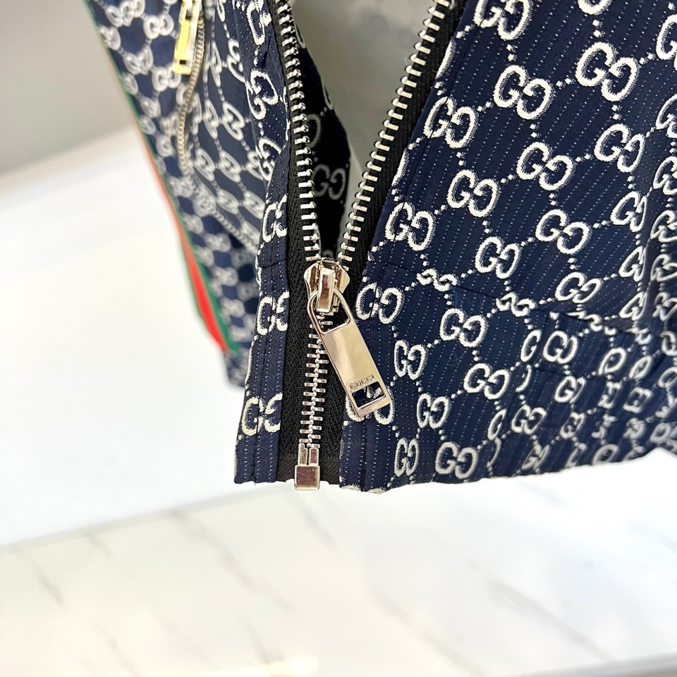 Gucc古驰、2026春夏新品夹克，以标志性的满幅印花图案诠释品牌深邃的美学密码。立领设计搭配顺滑拉链，