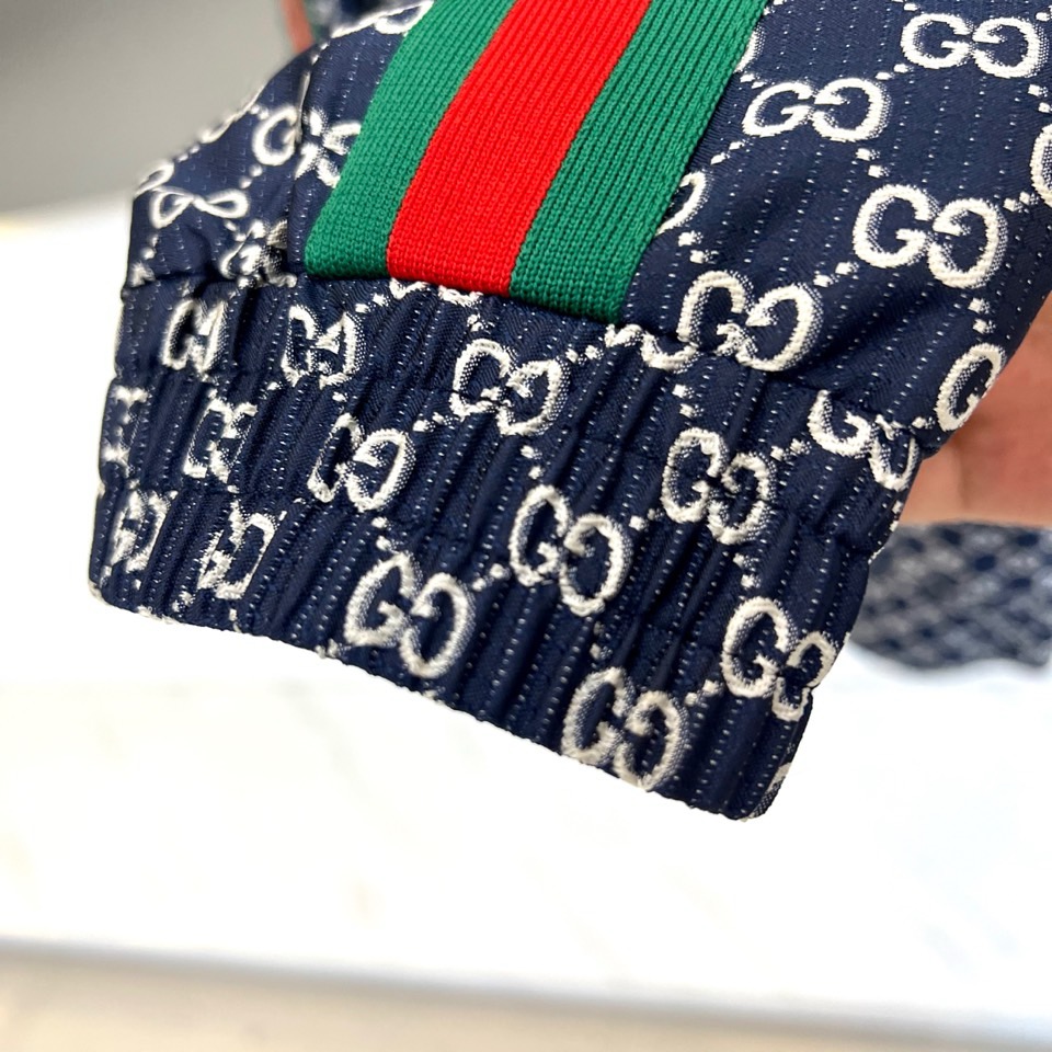 Gucc古驰、2026春夏新品夹克，以标志性的满幅印花图案诠释品牌深邃的美学密码。立领设计搭配顺滑拉链，