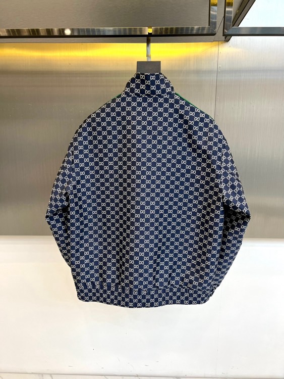 Gucc古驰、2026春夏新品夹克，以标志性的满幅印花图案诠释品牌深邃的美学密码。立领设计搭配顺滑拉链，