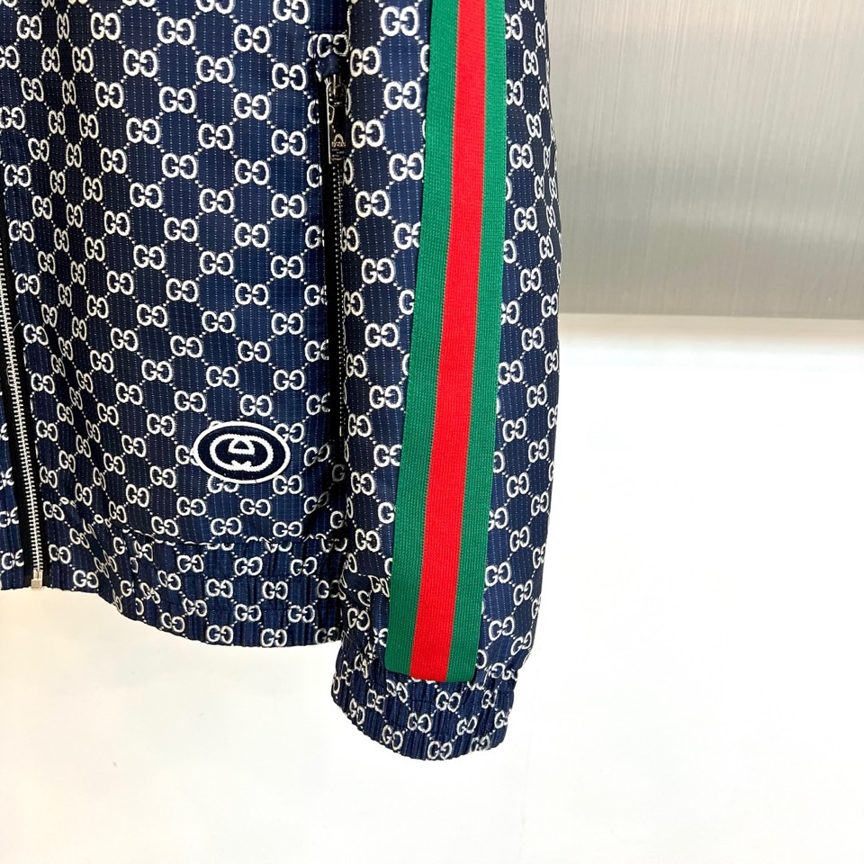 Gucc古驰、2026春夏新品夹克，以标志性的满幅印花图案诠释品牌深邃的美学密码。立领设计搭配顺滑拉链，