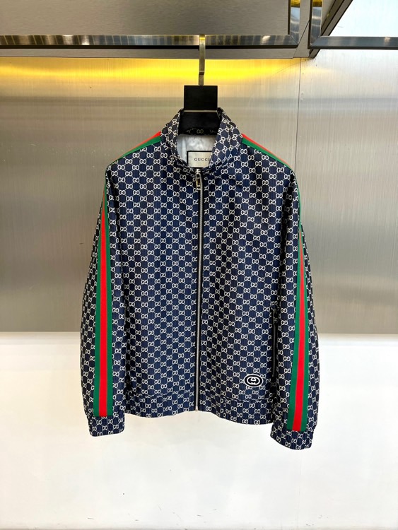 NO:732988,Gucci's new spring and summer 2026 jacket interprets the brand's profound aesthetic code with its iconic all-over print pattern. The stand-up collar design is paired with a smooth zipper to create a neat and modern silhouette. The classic red and green webbing stripes on the sleeve sides evoke retro sports genes in the details and become the finishing touch of the overall design. The combination of exquisite craftsmanship and high-quality fabrics ensures comfort and a crisp and stylish silhouette when worn.  Its style boldly blends the flamboyance of street fashion with the sophistication of high fashion, transforming the brand's rich visual heritage into a modern wardrobe statement. This piece is extremely versatile and can be paired with casual denim for a casual style, or layered with simple formal pants to create a powerful contemporary mix and match style.  It is not only a practical choice to cope with the change of seasons, but also a fashionable tool to show your unique taste and control multiple occasions, helping you to become the center of attention calmly. 48-56 (model weighs 173,143 pounds, upper body size 50),,gucci,gucci,jackets & coats,19860909Gucc古驰、2026春夏新品夹克,以标志性的满幅印花图案诠释品牌深邃的美学密码.立领设计搭配顺滑拉链,塑造利落摩登的廓形.袖侧经典的红绿织带条纹,于细节处唤醒复古运动基因,成为整体设计的点睛之笔.精湛工艺与优质面料相结合,确保了穿着时的舒适度与挺括有型的轮廓. 其风格大胆融合了街头潮流的张扬感与高级时装的精致度,将品牌丰富的视觉遗产转化为现代衣橱宣言.这款单品极具搭配弹性,既能与休闲丹宁碰撞出随性不羁的型格,也能与简约正装裤款叠搭,营造出极具张力的当代混搭风尚. 它不仅是应对季节更替的实用之选,更是彰显独特品味、驾驭多元场合的时尚利器,助你从容成为焦点.48-56（模特173,143斤上身50码）,,gucci,gucci,jackets & coats,,Men's clothing