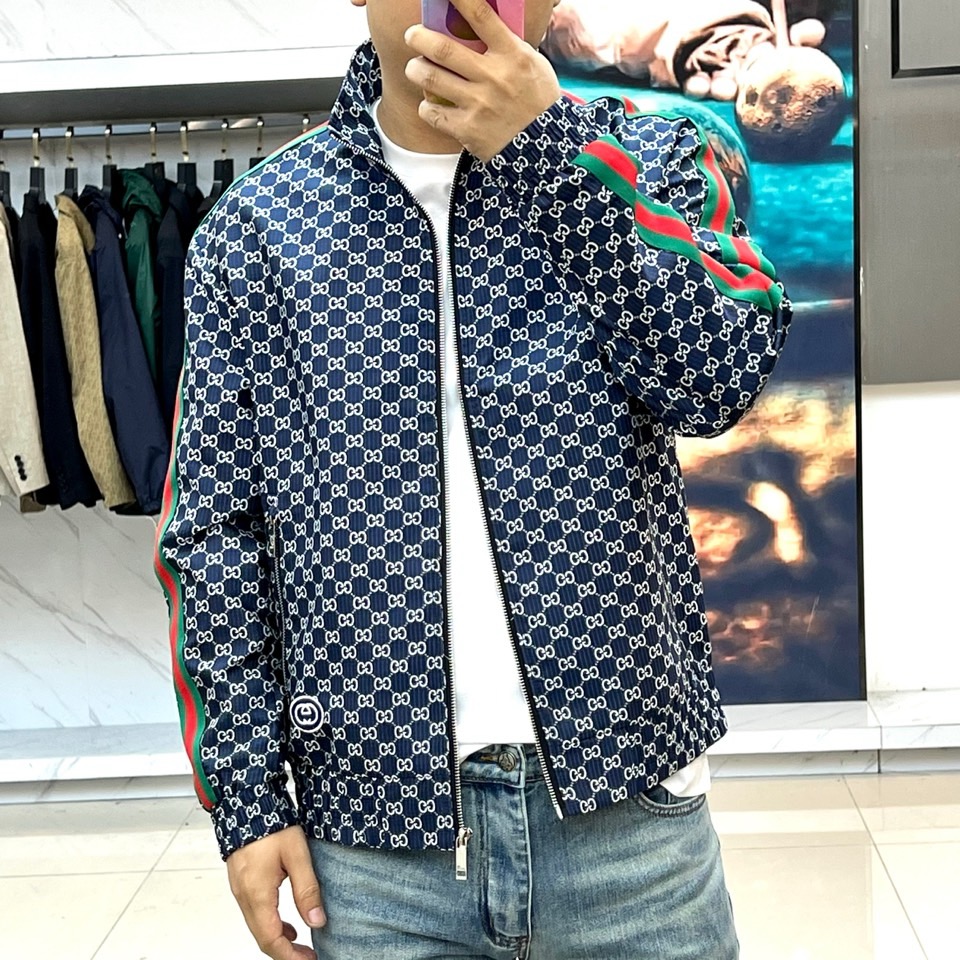 Gucc古驰、2026春夏新品夹克，以标志性的满幅印花图案诠释品牌深邃的美学密码。立领设计搭配顺滑拉链，