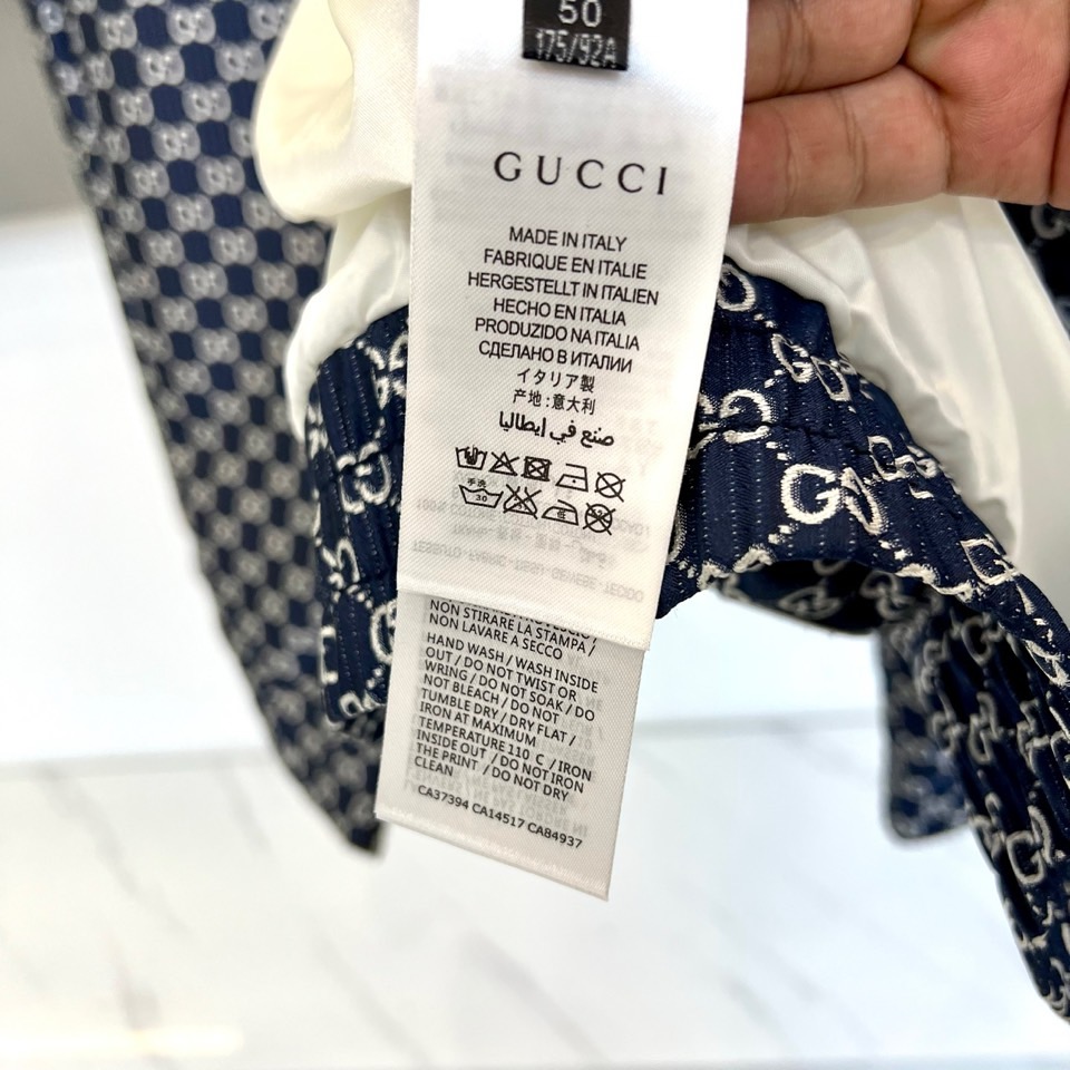 Gucc古驰、2026春夏新品夹克，以标志性的满幅印花图案诠释品牌深邃的美学密码。立领设计搭配顺滑拉链，