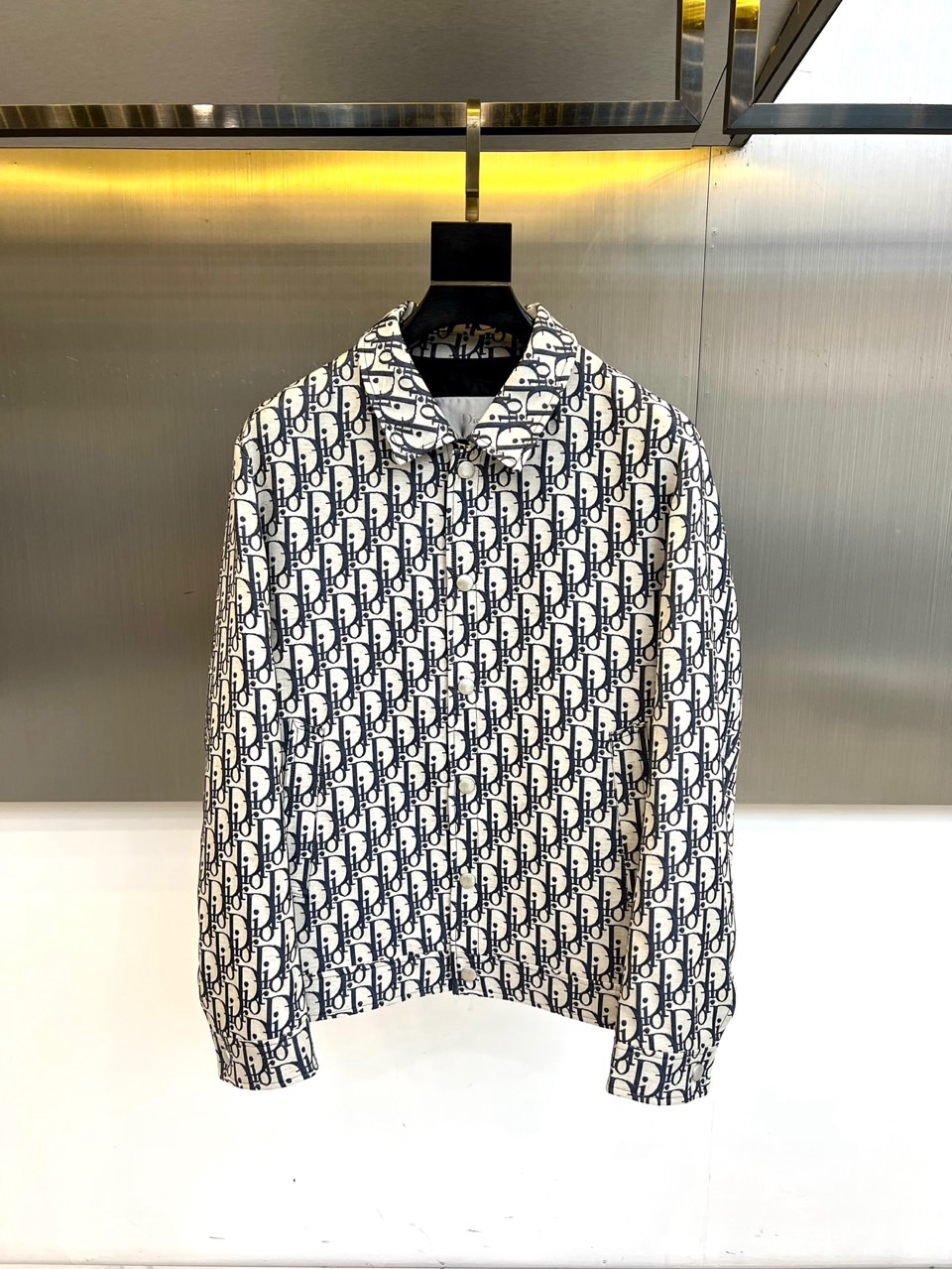 NO:732997,Dio, the new 2026 spring and summer shirt-style jacket, features a classic lapel and single-breasted opening and closing design, interpreting a timeless fashion silhouette. The body is covered with the brand's iconic presbyopia pattern, turning the profound historical heritage into a contemporary visual language. The loose-fitting cut brings a comfortable and comfortable wearing experience, and cleverly balances laziness and structural beauty.  The overall design perfectly integrates retro genes and modern aesthetics, integrating luxury symbols into daily wear. Its strong matching adaptability makes it the key to style transformation. Pair it with jeans to instantly create a casual and uninhibited street style; paired with an elegant long skirt, it can show a refined and charming urban temperament.  This product continues Dior's consistent high-end line, using exquisite craftsmanship and timeless patterns to create a wardrobe core item with both collectible value and practicality, helping you confidently control multiple occasions and show your unique taste. 48-56 (model 173,143 pounds, upper body size 50),, dior, dior, skirts, jeans, jackets & coats, shirts,19860909Dio迪奥、2026春夏新品衬衫式外套,以经典翻领与单排扣开合设计,诠释隽永的时尚廓形.衣身铺满品牌标志性老花图案,将深厚的历史底蕴化为当代视觉语言.宽松版型剪裁,带来舒适自如的穿着体验,巧妙平衡慵懒感与结构美. 整体设计完美融合复古基因与现代审美,将奢华符号融入日常着装.其强大的搭配适应性,使之成为风格转换的关键搭配牛仔裤,瞬间营造随性不羁的街头风尚；配以优雅长裙,则能展现精致迷人的都市气质. 本品延续迪奥一贯的高端路线,以精湛工艺与永恒图案,打造出一件兼具收藏价值与实用性的衣橱核心单品,助你自信驾驭多元场合,彰显独特品味.48-56（模特173,143斤上身50码）,,dior,dior,skirts,jeans,jackets & coats,shirts,,Men's clothing