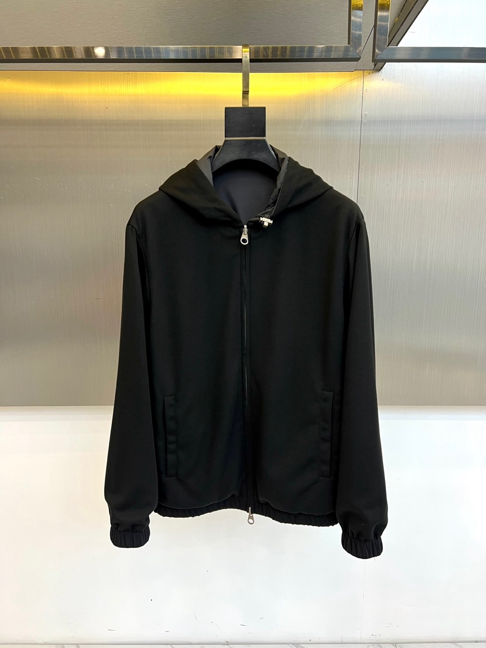 NO:732954,Loro Piana's elegant and elegant 2026 spring and summer reversible hooded jacket reshapes the urban functional aesthetics of wearing one garment with a minimalist and neat silhouette. Its core design lies in the ingenious reversible structure, which can easily switch between two styles, greatly improving the freedom and practicality of dressing. The classic hood and smooth long zipper opening and closing provide all-weather protection; three-dimensional diagonal pockets on both sides are cleverly integrated into smooth lines to meet daily storage needs.  The outer layer of this product is made of polyester fiber, which is stiff and wear-resistant, creating a long-lasting and stylish silhouette; the inner lining is a combination of 43.2 polyester fiber, 22 lyocell, 15.5 acrylic, 14.3 regenerated cellulose fiber and 5 wool, bringing a soft, skin-friendly, breathable and elastic comfortable feel.  It is also equipped with cutting-edge functional technology and built-in far-infrared heating material, which absorbs human body heat and converts it into far-infrared feedback to promote microcirculation and bring a continuous warmth experience. It also has excellent 5A-level antibacterial performance. Even after 100 times of washing, it can still effectively inhibit a variety of common bacteria and achieve 24-hour health protection. The slim fit allows for freedom of movement and a capable image.  The overall design perfectly combines pragmatism and simple luxury. The double-sided design can easily cope with various scenes such as business commuting, urban exploration and casual gatherings. It is an essential layering tool that takes into account cutting-edge technology, health concepts and fashion style this season. 48-56 (model is 173,143 pounds and upper body is size 50),,loro piana,jackets & coats,hats,19860909Loro Piana诺悠翩雅、2026春夏双面穿连帽夹克,以极简利落廓形重塑一衣多穿的都市机能美学.其核心设计在于可翻转穿着的巧妙结构,轻松实现两种风格切换,大幅提升穿搭自由度与实用性.经典连帽与顺滑长拉链开合,提供全天候防护；两侧立体斜插口袋巧妙融入流畅线条,满足日常储物需求. 本品匠心选用科技面料外层采用聚酯纤维,挺括耐磨,塑造持久有型轮廓；内层里料则融合43.2聚酯纤维、22莱赛尔、15.5腈纶、14.3再生纤维素纤维与5羊毛,带来柔软亲肤、透气且富有弹性的舒适体感. 更搭载尖端功能性科技内置远红外发热材料,通过吸收人体热量并转化为远红外线回馈,促进微循环,带来持续温感体验；同时具备卓越的5A级抗菌性能,即使经过100次水洗,仍能有效抑制多种常见细菌,实现24小时健康守护.修身剪裁兼顾活动自如与干练形象. 整体设计完美融合实用主义与简约高级感,双面设计可从容应对商务通勤、都市探索及休闲聚会等多种场景,是本季兼顾前沿科技、健康理念与时尚型格的必备叠穿利器.48-56（模特173,143斤上身50码）,,loro piana,jackets & coats,hats,,Men's clothing