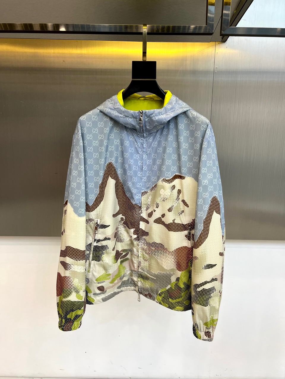 NO:732969,Gucci, the 2026 spring and summer men's hooded jacket, skillfully combines classic logos and street elements to reshape the outdoor casual style. In terms of style, it adopts the iconic hooded design and zipper opening and closing, which is practical and convenient. The core design lies in the innovative splicing of the upper part of the body, which evenly displays the brand's classic logo print, while the lower part incorporates a layered camouflage pattern, forming a distinct visual collision and highlighting a bold creative aesthetic. There are practical pockets on both sides to improve the overall function.  The fabric is made of polyester fiber, which ensures the crisp texture and light body feel of the jacket, and meets the standard requirements of non-direct contact with the skin. The overall style injects luxury genes into the outdoor trend, and the camouflage elements give it an uninhibited street attitude, while the exquisite brand prints continue the maison  Its luxurious pedigree. Whether paired with a simple T-shirt to create a daily look, or layered to cope with changing weather, this jacket can be the finishing touch in the look, easily managing various scenes from urban exploration to leisure travel, interpreting Gucci’s unique contemporary mix-and-match philosophy. 48-56 (model 173,143 pounds, upper body size 50),, gucci, gucci, jackets & coats, tees, t-shirt, hats,19860909Gucc古驰、2026春夏男士连帽外套,巧妙融合经典标识与街头元素,重塑户外休闲风格.款式上,采用标志性连帽设计与拉链开合,实用便捷.其核心设计在于衣身的创新拼接上半部分均匀铺陈品牌经典标识印花,下半部分则融合了富有层次感的迷彩图案,形成鲜明的视觉碰撞,彰显大胆的创意美学.两侧设有实用插袋,完善整体功能. 面料选用聚酯纤维,确保了外套的挺括质感与轻盈体感,符合非直接接触皮肤的标准要求.整体风格将奢华基因注入户外潮流,迷彩元素赋予其不羁的街头态度,而精致的品牌印花则延续了 maison 的奢华血统.无论是搭配简约T恤打造日常造型,或是层叠穿搭以应对多变天气,这件外套都能成为造型中的点睛之笔,轻松驾驭从城市探索到休闲旅行的多样场景,诠释古驰独有的当代混搭哲学.48-56（模特173,143斤上身50码）,,gucci,gucci,jackets & coats,tees，t-shirt,hats,,Men's clothing