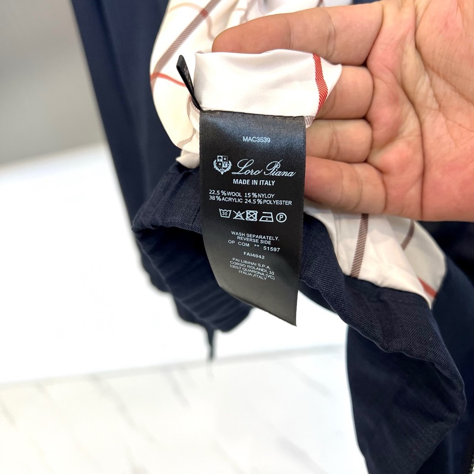 Loro Piana诺悠翩雅、2026春夏新品连帽夹克，以简约立领结合功能性连帽设计，诠释现代都市机能美