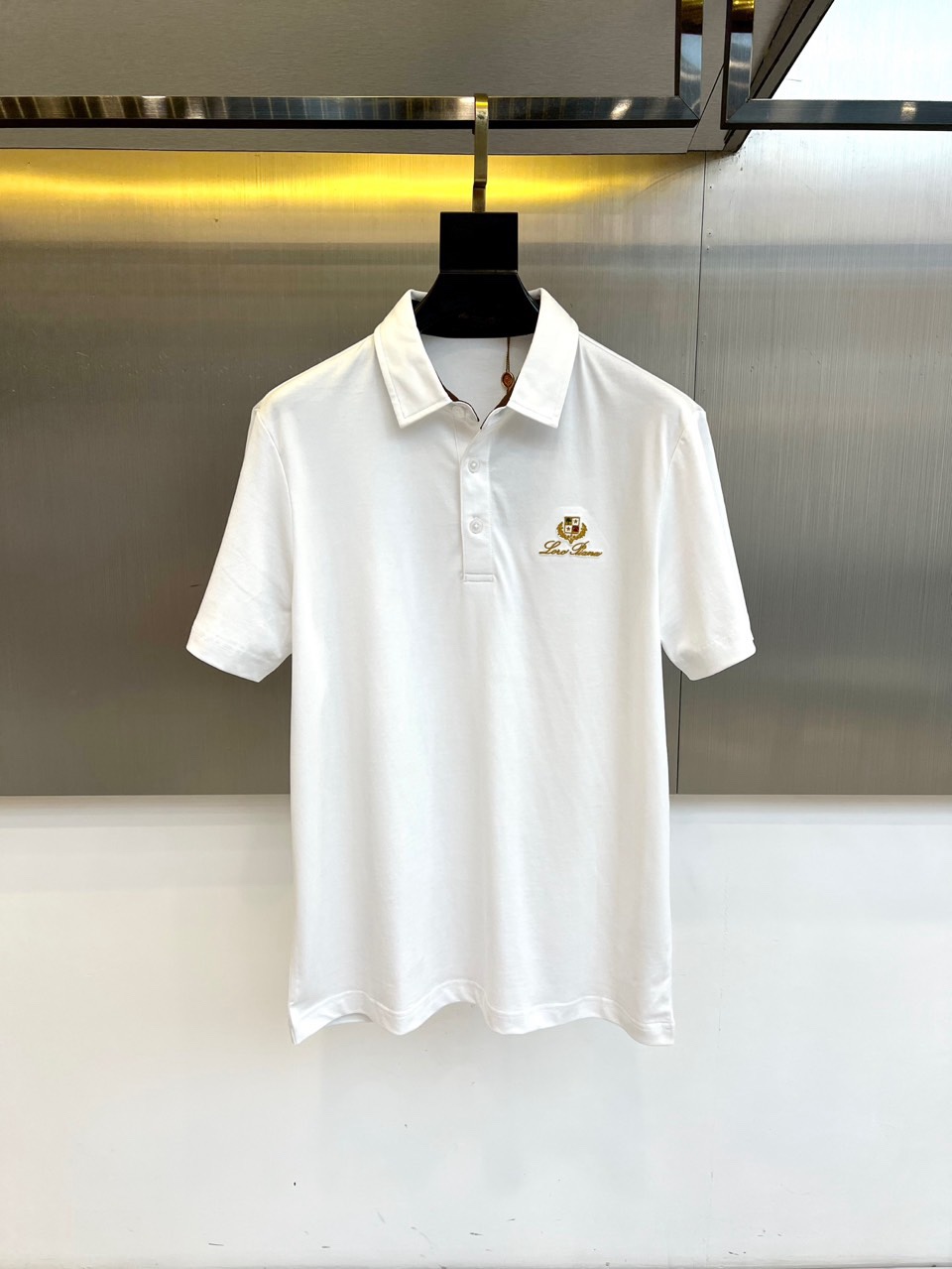 NO:734810,Loro  Piana's new Polo shirt for spring and summer 2026 interprets the classic casual business style. It is made of cotton fabric, which is soft to the touch and has good breathability, ensuring all-day comfort. The iconic lapel is paired with a two-button placket, with neat lines. The left chest is decorated with a delicate embroidered badge, low-key highlighting the brand style. Overall cut  The cut is decent and the version is just right. It can not only meet the casual comfort of daily leisure, but also calmly cope with light business occasions, showing low-key and elegant dressing taste. The details are full of exquisite craftsmanship, and it is a must-have spring and summer wardrobe for those who pursue excellent quality. 48-56 (model is 173, 143 pounds, upper body size 50),, loro  piana,19860909Loro Piana诺悠翩雅、2026春夏新品Polo衫,诠释经典休闲商务风范.采用棉面料,触感柔软且透气性佳,确保全天候舒适穿着.标志性翻领搭配两粒纽扣门襟,线条利落.左胸处饰有精致刺绣徽章,低调彰显品牌格调.整体剪裁得体,版型恰到好处,既能满足日常休闲的随性自在,亦能从容应对轻商务场合,展现低调优雅的穿着品味.细节之处尽显精湛工艺,是追求卓越品质人士的春夏衣橱必备.48-56（模特173,143斤上身50码）,,loro piana,,Men's clothing
