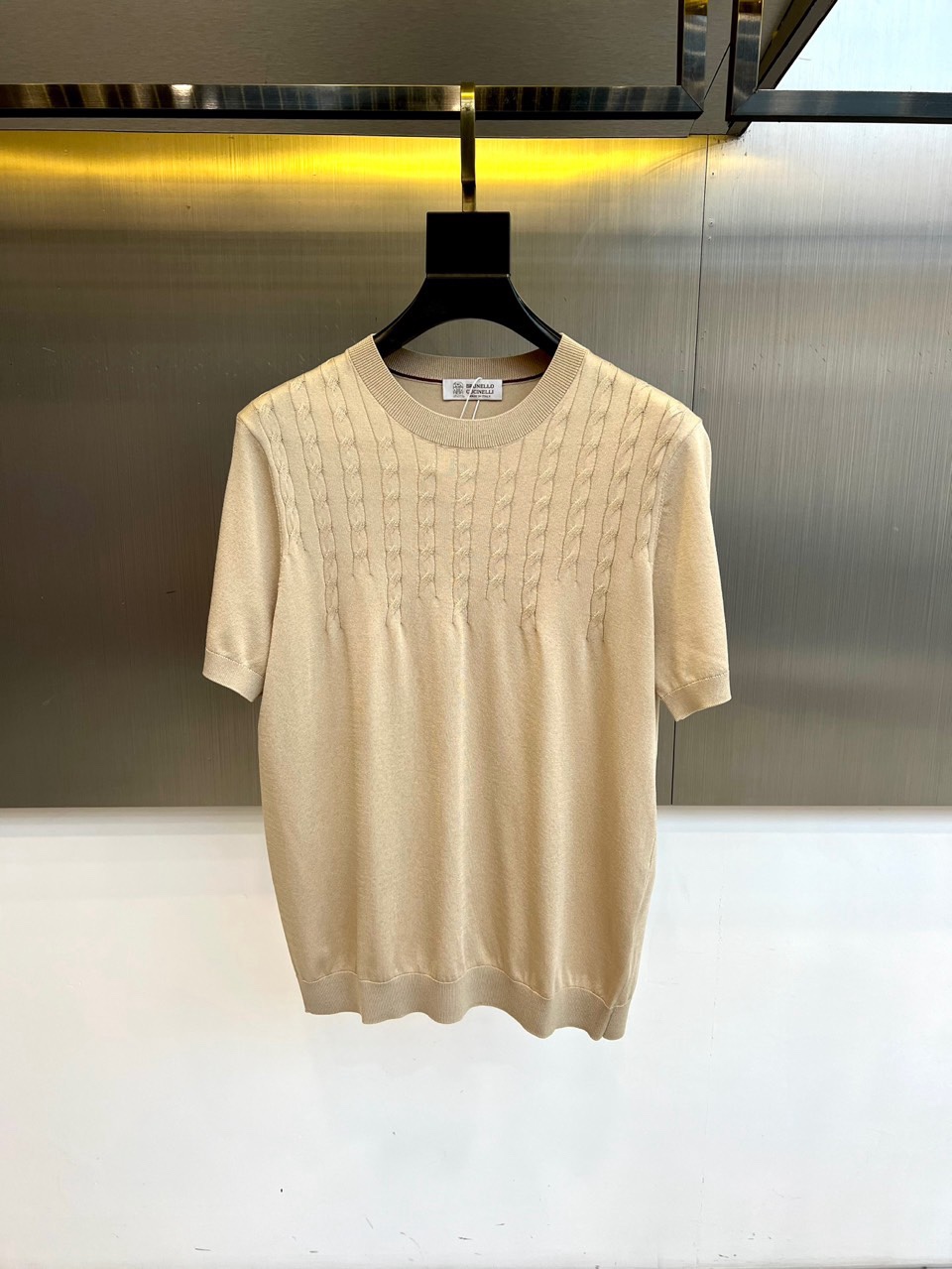 NO:734820,Brunello Cucinell-  The new short-sleeved sweater for spring and summer 2026 interprets low-key elegance with a classic round neck and fitted silhouette. Its essence lies in the exquisite twist weaving texture on the front of the body, and the three-dimensional cable weaving process injects rich layers and delicate handwork into the simple design. The fabric is made of high-quality polyester fiber and viscose fiber blend, ensuring the lightness, soft touch and outstanding drape of the clothing.  , taking into account the breathability and comfort required in spring and summer. The overall design continues the brand's consistent philosophy of luxury and leisure, incorporating exquisite craftsmanship into daily items. Whether paired with casual trousers or elegant skirts, it can easily create a calm, refined and textured Italian style. 48-56 (model is 173, 143 pounds, upper body size 50),, brunello  cucinelli,skirts,T-shirt,19860909Brunello Cucinell- 2026春夏新品短袖针织衫,以经典圆领与合身版型诠释低调优雅.其精髓在于衣身正面精致的麻花编织纹理,立体的绞花工艺为简约设计注入丰富层次与细腻手工感.面料选用高品质聚酯纤维与粘纤混纺,确保了衣物的轻盈体量、柔顺触感与出众垂坠性,兼顾春夏所需的透气与舒适.整体设计延续品牌一贯的奢华休闲哲学,将精湛工艺蕴于日常单品,无论是搭配休闲裤装或优雅裙装,皆能轻松塑造出从容、精致且充满质感的意式风格.48-56（模特173,143斤上身50码）,,brunello cucinelli,skirts,T-shirt,,Men's clothing