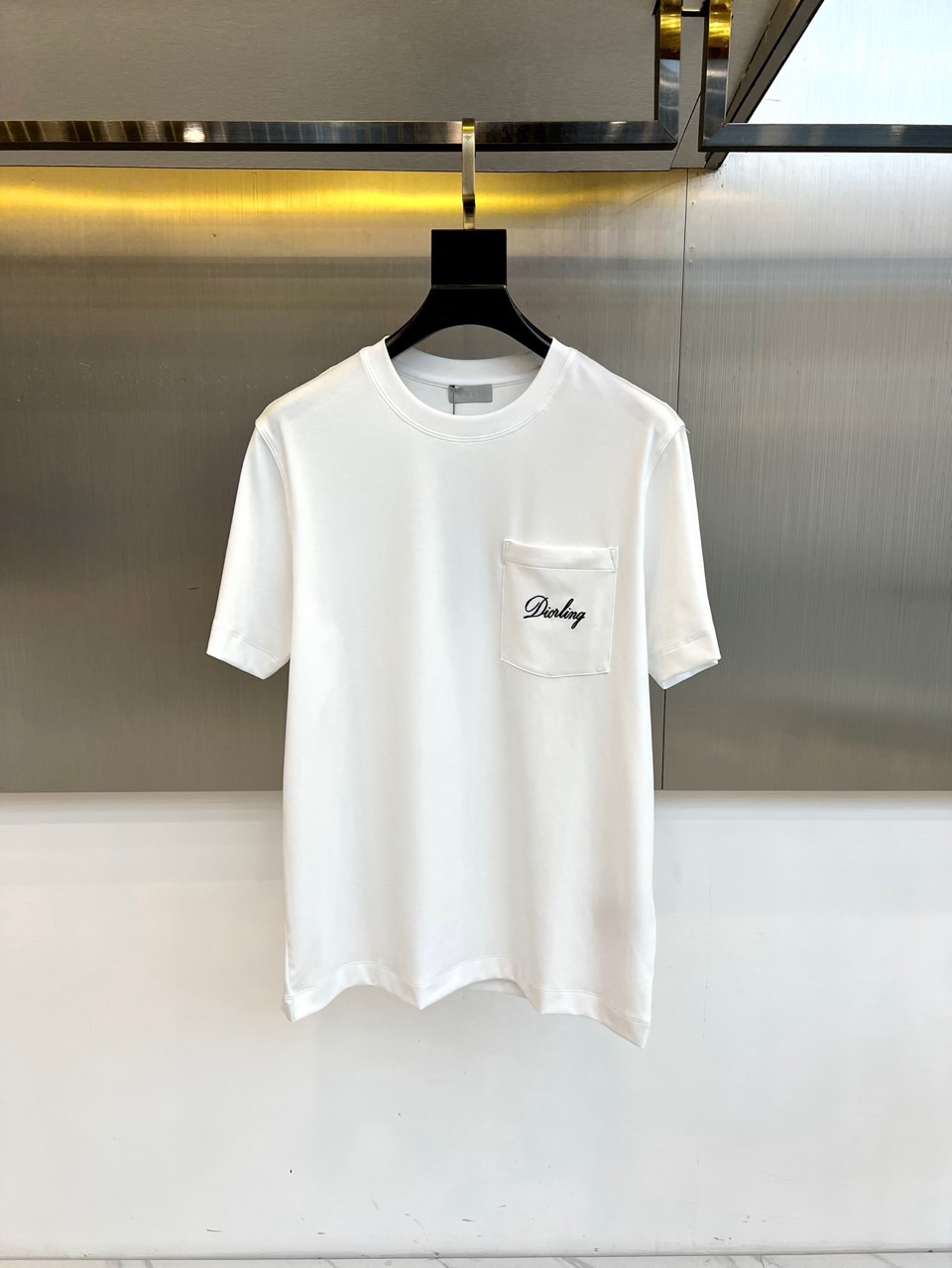 NO:734825,Dio Dior, 2026 spring and summer new T-shirt, cleverly integrates the brand's iconic 'Diorling' embroidery on the chest, and black cursive fonts are embellished on the textured patch pockets, low-key revealing classic charm and fashionable attitude. The style adopts a round neck design and loose short-sleeved tailoring, with dropped shoulder details and a natural hem arc, creating a relaxed silhouette and giving  Gives you a casual and comfortable wearing experience. The overall style combines urban style and varied layers, perfectly interpreting this season's simple and supreme aesthetic concept, and easily managing daily wear. 48-56 (model weighs 173,143 pounds, upper body size 50),, dior, dior, T-shirt, tees, t-shirt,19860909Dio迪奥、2026春夏新品T恤,胸前巧妙融入品牌标志性“Diorling”刺绣,黑色草书字体点缀于质感贴袋,低调流露经典韵味与时髦态度.款式采用圆领设计与宽松短袖剪裁,落肩细节搭配自然下摆弧度,塑造轻松廓形,赋予随性自在的穿着体验.整体风格融合都市型格与多变层次,完美演绎本季简约至上的美学理念,轻松驾驭日常穿搭.48-56（模特173,143斤上身50码）,,dior,dior,T-shirt,tees，t-shirt,,Men's clothing