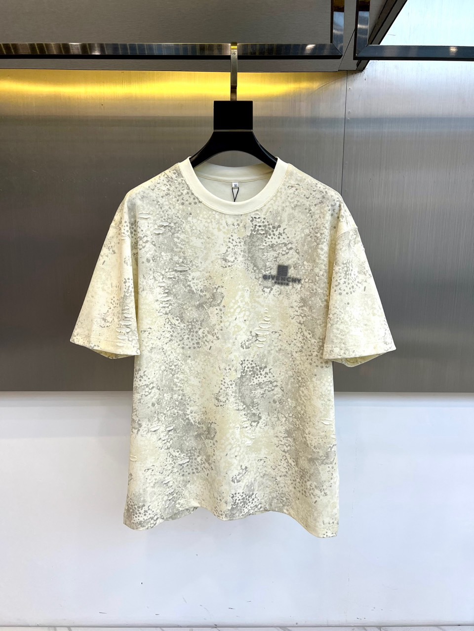 NO:734830,Givenchy, the 2026 spring and summer men's short-sleeved T-shirt, interprets contemporary trendy art with an iconic round neck silhouette. The core of the design focuses on the unique artistic splash printing and burnt hole craftsmanship on the body. The irregular shapes and smudged brushstrokes are intertwined, bursting out casual and uninhibited visual tension on the simple base, elevating the street feel to the level of artistic expression. The left chest is decorated with the classic brand logo, and the exquisite details highlight the pure bloodline.  The cut of the item is smooth and pays attention to the physical feeling when wearing it. Its style breaks the limitations of basic models and uses bold pattern language to become the absolute focus of the overall look. Whether it is paired with simple trousers to highlight the strong artistic flavor of the top itself, or layered with items of the same style, it can easily create an avant-garde look.  The personality image of attitude and luxurious texture perfectly interprets Givenchy's unique aesthetics that combines high fashion and street spirit. 48-56 (model weighs 173,143 pounds, upper body size 50),,givenchy,givenchy,T-shirt,tees,t-shirt,19860909Given纪梵希、2026春夏男士短袖T恤,以标志性圆领廓形诠释当代潮流艺术.设计核心聚焦于衣身独特的艺术泼墨印花和烧花破洞工艺,不规则形态与晕染笔触交织,在简约基底上迸发随性不羁的视觉张力,将街头感提升至艺术表达层面.左胸处饰以经典品牌标识,精致细节彰显纯正血统. 单品剪裁流畅,注重穿着时的身体感受.其风格打破了基础款的局限,以大胆的图案语言成为整体造型的绝对焦点.无论是搭配简约裤装突出上衣本身强烈的艺术气息,或是与同风格单品进行层次叠穿,都能轻松塑造出兼具前卫态度与奢华质感的个性形象,完美诠释纪梵希融合高级时装与街头精神的独特美学.48-56（模特173,143斤上身50码）,,givenchy,givenchy,T-shirt,tees，t-shirt,,Men's clothing