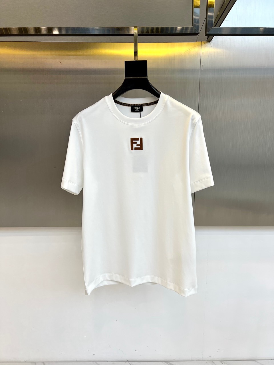 NO:734835,Fend Fendi, 2026 spring and summer men's round neck short-sleeved T-shirt, interprets the brand's logo aesthetics with a simple design. The style adopts a classic fit and has neat details on the collar and cuffs. The center of the body is embroidered with the brand's classic double F logo, which is presented with exquisite craftsmanship and instantly enhances the overall recognition and luxurious texture. High-quality fabrics are selected that are soft and skin-friendly to ensure a comfortable experience in daily wear.  Its style perfectly combines Italian luxury genes with modern casual atmosphere, turning the iconic symbol into a low-key and powerful fashion statement. Whether paired with casual trousers to create a daily look, or layered under a jacket, this single product can easily enhance the sophistication of the overall outfit, confidently showing the outstanding taste and calm style of a modern man. 48-56 (model 173, 143 pounds, upper body size 50),, fendi, fendi, jackets &  coats,T-shirt,tees,t-shirt,19860909Fend芬迪、2026春夏男士圆领短袖T恤,以简约设计诠释品牌标志美学.款式采用经典合身剪裁,领口与袖口细节利落.衣身正中央刺绣饰以品牌经典的双F标识,以精湛工艺呈现,瞬间提升整体辨识度与奢华质感.精选柔软亲肤的高品质面料,确保日常穿着的舒适体验. 其风格完美融合了意式奢华基因与现代休闲气息,将标志性符号化为低调而有力的时尚宣言.无论是搭配休闲裤装塑造日常造型,或作为内搭层叠于夹克之内,这款单品都能轻松提升整体着装的精致度,自信展现摩登男士的出众品味与从容型格.48-56（模特173,143斤上身50码）,,fendi,fendi,jackets & coats,T-shirt,tees，t-shirt,,Men's clothing