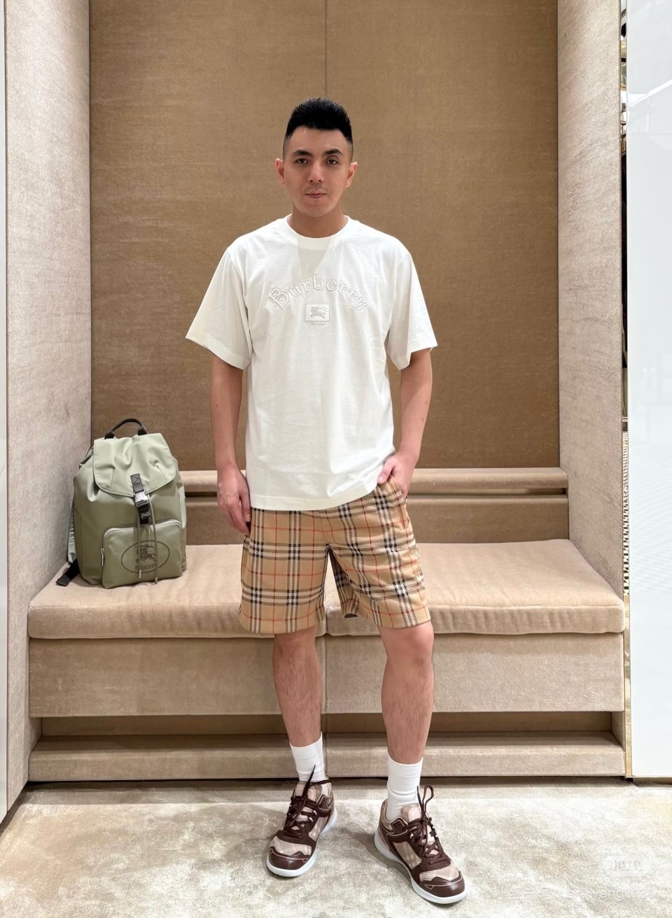 NO:734844,Burberry's 2026 spring and summer new short-sleeved T-shirt reshapes the simple wardrobe with a classic round neck and neat micro silhouette. The brand logo and exquisite knight's badge embroidery are cleverly integrated on the front, highlighting the timeless British origin and extraordinary recognition.  The core of this product lies in the technological innovation of luxury experience. The fabric is blended with Sateri Lyocell fiber, giving it a natural silky touch and drape. More importantly, part of it is made of SORONA material derived from renewable plants, combined with special hollow fiber technology, which brings verifiable instant cooling and A-level heat shielding performance to the skin, ensuring all-day comfort in spring and summer.  The overall design perfectly combines classic symbols with modern functionality. Its neat shape and cutting-edge fabric technology make it a must-have item that combines elegant style and excellent body feel. It can easily handle a variety of urban markets. 48-56 (model 173, 143 pounds, upper body size 50),, burberry, burberry, T-shirt, tees, t-shirt,19860909Burber巴宝莉、 2026春夏新品短袖T恤,以经典圆领与利落微廓剪裁,重塑简约衣橱.正面巧妙融入品牌标识与精致骑士徽章刺绣,凸显隽永的英伦血统与非凡辨识度. 本品核心在于对奢华体验的科技革新.面料融合赛得利莱赛尔纤维,赋予其天然丝滑的触感与垂坠感.更关键的是,部分采用源自可再生植物的SORONA材料,结合特殊中空纤维技术,为肌肤带来可验证的瞬间凉感与A级遮热性能,确保春夏穿着的全天候舒爽. 整体设计将经典符号与现代功能性完美结合,其利落版型与尖端面料科技,使之成为兼顾优雅风格与卓越体感的必备单品,从容驾驭多种都市场合.48-56（模特173,143斤上身50码）,,burberry,burberry,T-shirt,tees，t-shirt,,Men's clothing