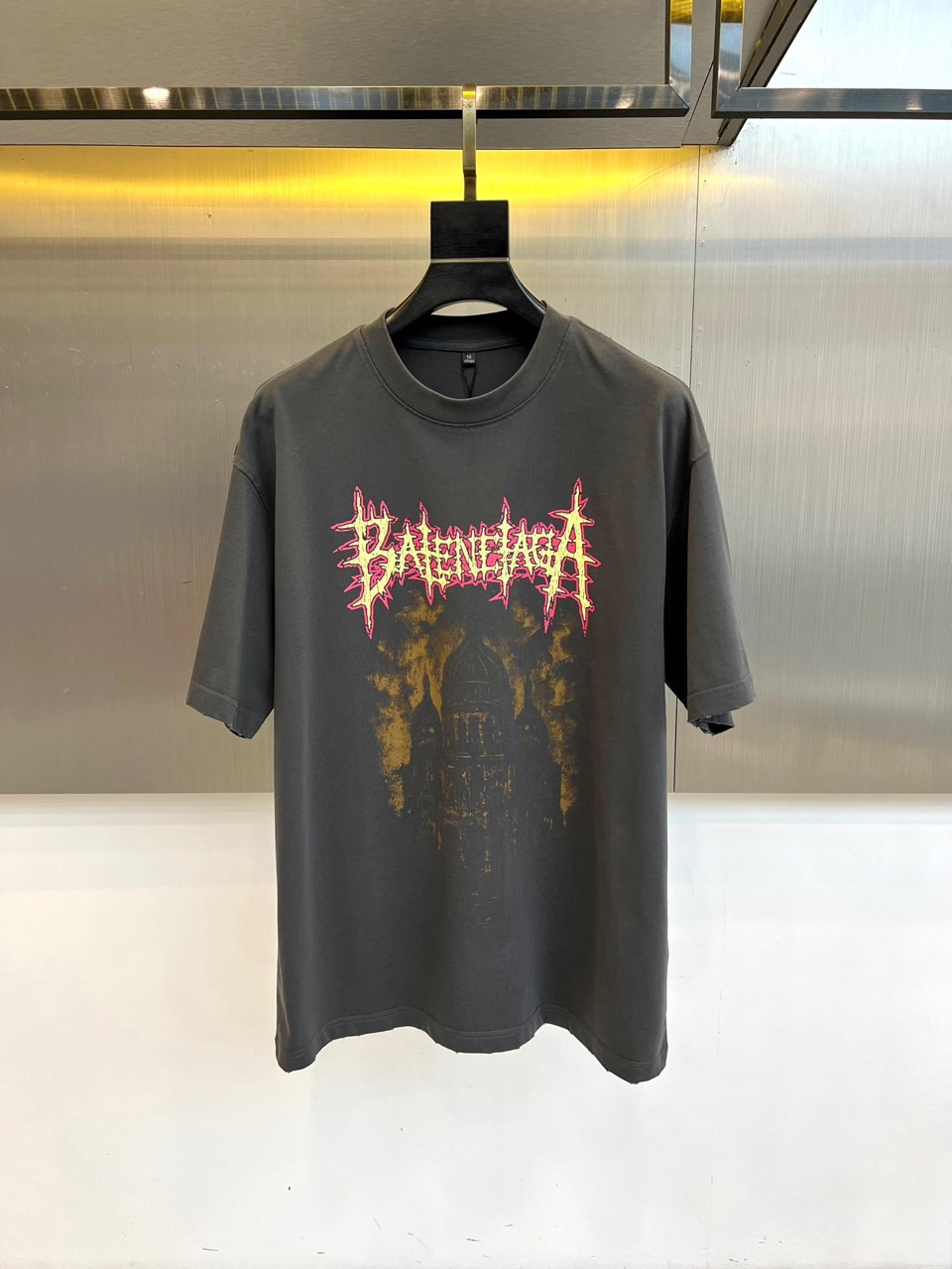 NO:734845,Ba Balenciaga, the new T-shirt for spring and summer 2026, redefines street luxury with its iconic oversize silhouette. The item is loosely cut and does not restrict the body, creating a casual and powerful wearing attitude. The most eye-catching thing on the front is the highly impactful brand logo, which is presented in sharp metallic fonts and is lined with abstract architectural deconstruction patterns below. It combines a sense of destruction with futuristic aesthetics and highlights the avant-garde spirit at the core of the brand.  The fabric is made of high-quality pure cotton to ensure the comfort of daily wear. Its design goes beyond the basic style and becomes the absolute protagonist of the overall look through exaggerated pattern proportions and loose fit. Whether it is paired with personalized gloves to create a strong look like in the women's wear demonstration, or borrowing ideas from men's wear and layering them with layered vests, ripped jeans, etc., it can immediately enhance the overall fashion  Dimension. This T-shirt is a key item to create this season's subversive style, perfectly interpreting Balenciaga's unique language that combines street style with high fashion sense. 48-56 (model weighs 173,143 pounds, upper body size 50),,balenciaga,versace,jeans,tees,t-shirt,gloves,19860909Ba巴黎世家、2026春夏新品T恤,以标志性的 Oversize 廓形,重新定义街头奢华.单品采用宽松剪裁,不拘束身体,营造出随性而有力的穿着态度.正面最为瞩目的是极具冲击力的品牌标识,以金属质感的锋利字体呈现,下方衬以抽象的建筑解构图案,将破坏感与未来主义美学融合,彰显品牌核心的前卫精神. 面料选用高品质纯棉,确保日常穿着的舒适度.其设计超越了基础款,通过夸张的图案比例和宽松的版型,成为整体造型的绝对主角.无论是像女装示范中搭配个性手套塑造强势造型,或是借鉴男装思路,与层次感马甲、破洞牛仔裤等进行叠穿,都能立刻提升整体时尚维度.这件T恤是打造本季颠覆性风格的关键单品,完美诠释巴黎世家融合街头不羁与高级时装感的独特语言.48-56（模特173,143斤上身50码）,,balenciaga,versace,jeans,tees，t-shirt,gloves,,Men's clothing