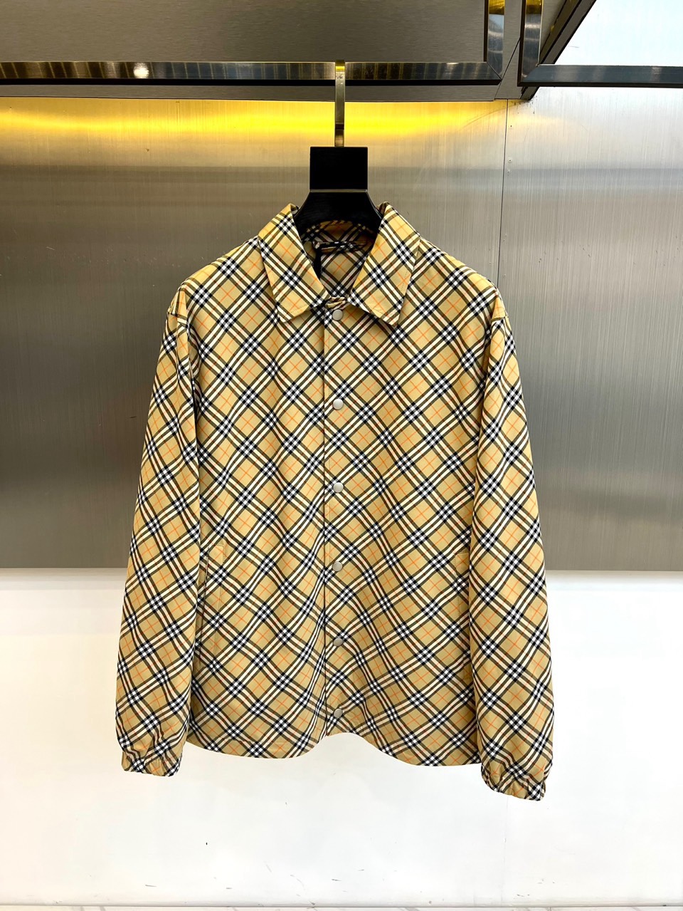 NO:734861,Burberry's new spring and summer 2026 jacket interprets timeless urban casual style with classic shirt-style lapels and neat button placket. Its core design lies in the integration of the brand's iconic plaid elements into the body of the jacket, which highlights the distinct recognition and retro charm in the classic silhouette. The loose tailoring gives the body comfortable space for movement, and the neat lines ensure that the overall shape does not lose its capable temperament.  The outer layer of this product is made of selected cotton fabric, ensuring skin-friendly breathability and a natural and spacious feel; the lining is made of nylon, which provides a smooth wearing experience and good durability. The overall design cleverly balances formality and looseness, and the detailed processing of the sleeves and hem demonstrates exquisite craftsmanship. This item strictly implements FZ/T 81008-industry standards, and the safety category complies with GB 18401-2010  Category C requirements. Whether it is worn with a simple T-shirt to create a daily casual look, or with an elegant inner layer for semi-formal occasions, it can be easily controlled, becoming a key choice to improve the quality and style of the spring and summer wardrobe. 48-56 (model weighs 173,143 pounds, upper body size 50),, burberry, burberry, jackets & coats, shirts, tees, t-shirt,19860909Bur巴宝莉、2026春夏新品夹克,以经典衬衫式翻领与整齐纽扣门襟,诠释隽永的都市休闲风格.其核心设计在于衣身融入品牌标志性格纹元素,于经典廓形中彰显鲜明辨识度与复古韵味.宽松剪裁赋予身体舒适活动空间,利落线条则确保整体造型不失干练气质. 本品精选棉质面料打造外层面料,确保亲肤透气与自然挺阔感；里料采用锦纶,提供顺滑穿着体验与良好耐用性.整体设计巧妙平衡了正式感与松弛度,衣袖与下摆的细节处理彰显精湛工艺. 该单品严格执行FZ/T 81008-行业标准,安全类别符合GB 18401-2010 C类要求.无论是内搭简约T恤塑造日常休闲造型,或搭配优雅内搭应对半正式场合,皆能轻松驾驭,成为提升春夏衣橱品质与风格层次的关键选择.48-56（模特173,143斤上身50码）,,burberry,burberry,jackets & coats,shirts,tees，t-shirt,,Men's clothing