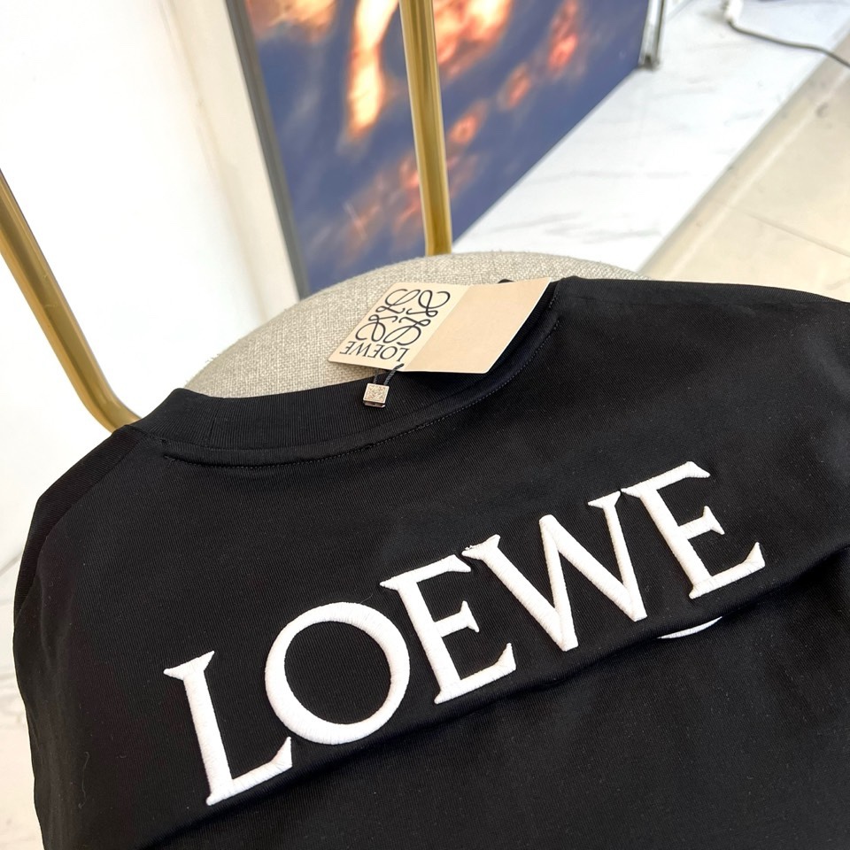 LOEWE、2026春夏LOEWE纯棉T恤全新呈现，以标志性圆领短袖剪裁展现简约利落之美。胸前饰以品牌标