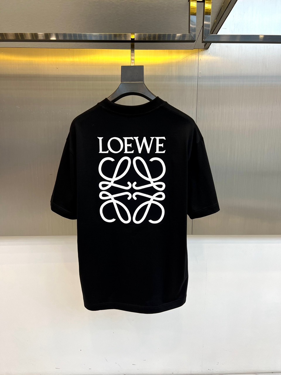 LOEWE、2026春夏LOEWE纯棉T恤全新呈现，以标志性圆领短袖剪裁展现简约利落之美。胸前饰以品牌标