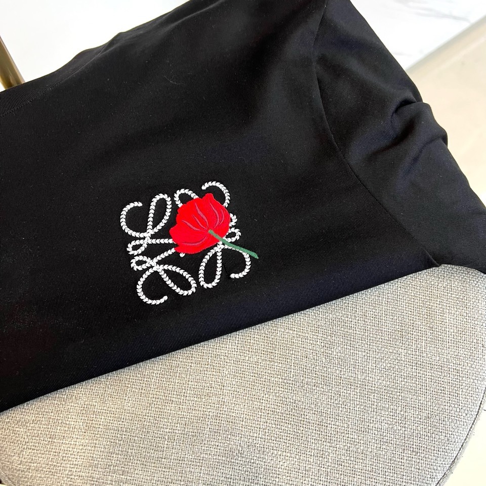 LOEWE、2026春夏LOEWE纯棉T恤全新呈现，以标志性圆领短袖剪裁展现简约利落之美。胸前饰以品牌标