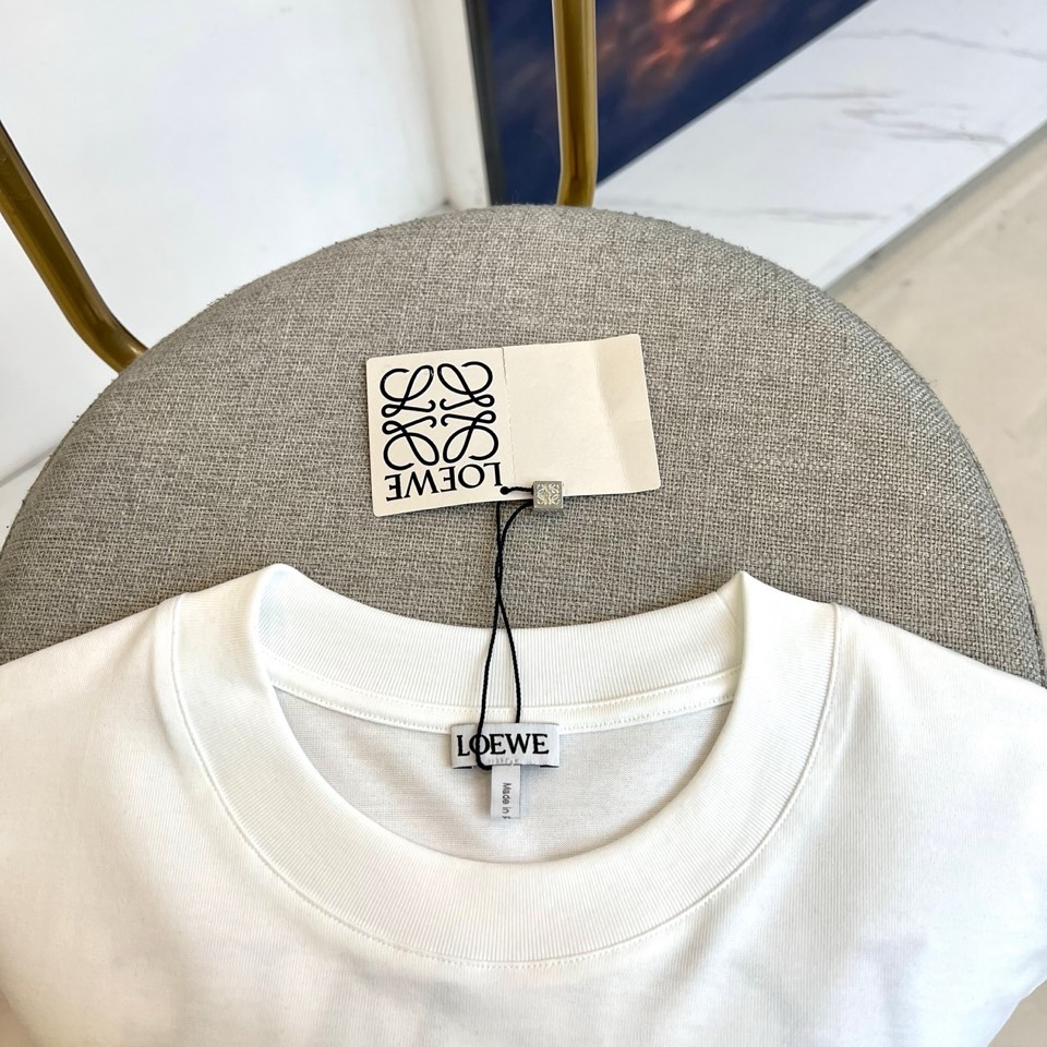 LOEWE、2026春夏LOEWE纯棉T恤全新呈现，以标志性圆领短袖剪裁展现简约利落之美。胸前饰以品牌标