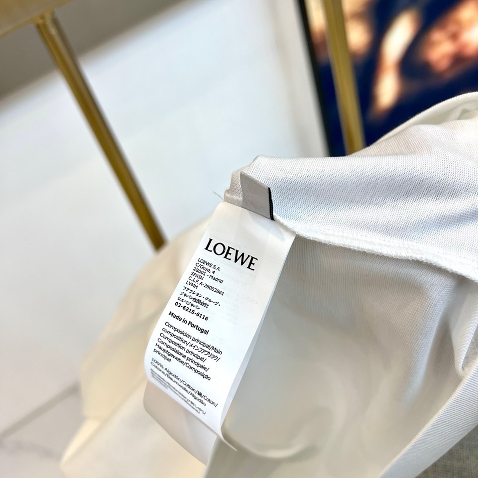 LOEWE、2026春夏LOEWE纯棉T恤全新呈现，以标志性圆领短袖剪裁展现简约利落之美。胸前饰以品牌标