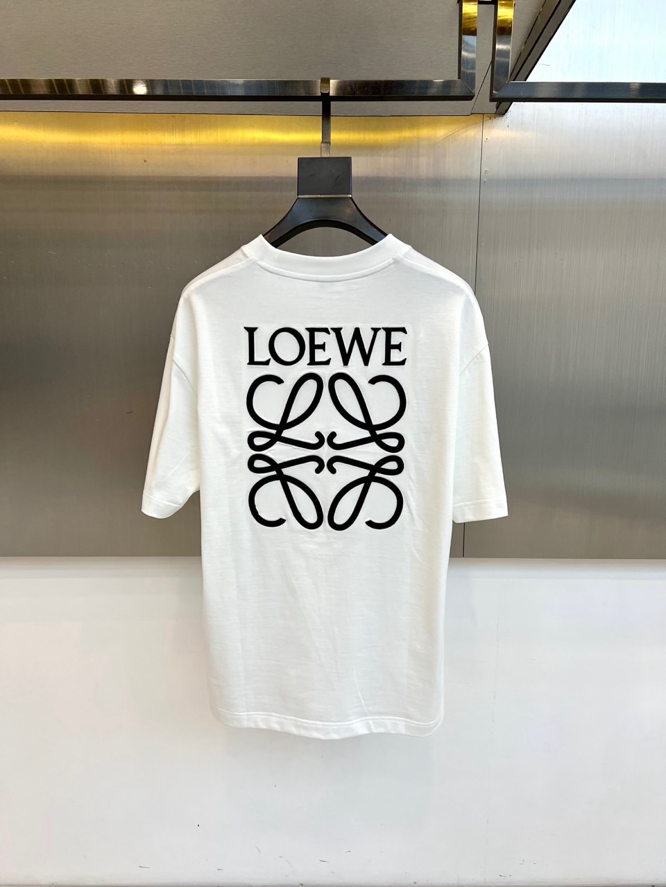 LOEWE、2026春夏LOEWE纯棉T恤全新呈现，以标志性圆领短袖剪裁展现简约利落之美。胸前饰以品牌标