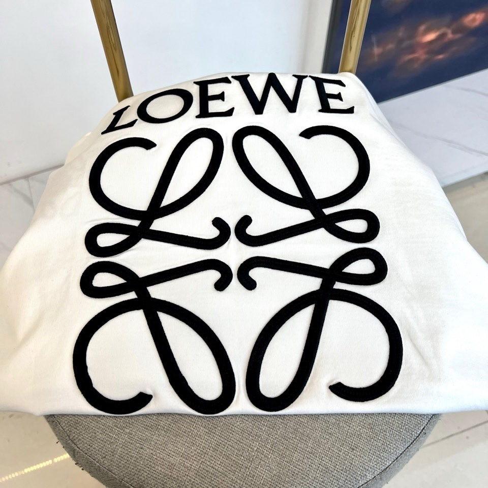 LOEWE、2026春夏LOEWE纯棉T恤全新呈现，以标志性圆领短袖剪裁展现简约利落之美。胸前饰以品牌标